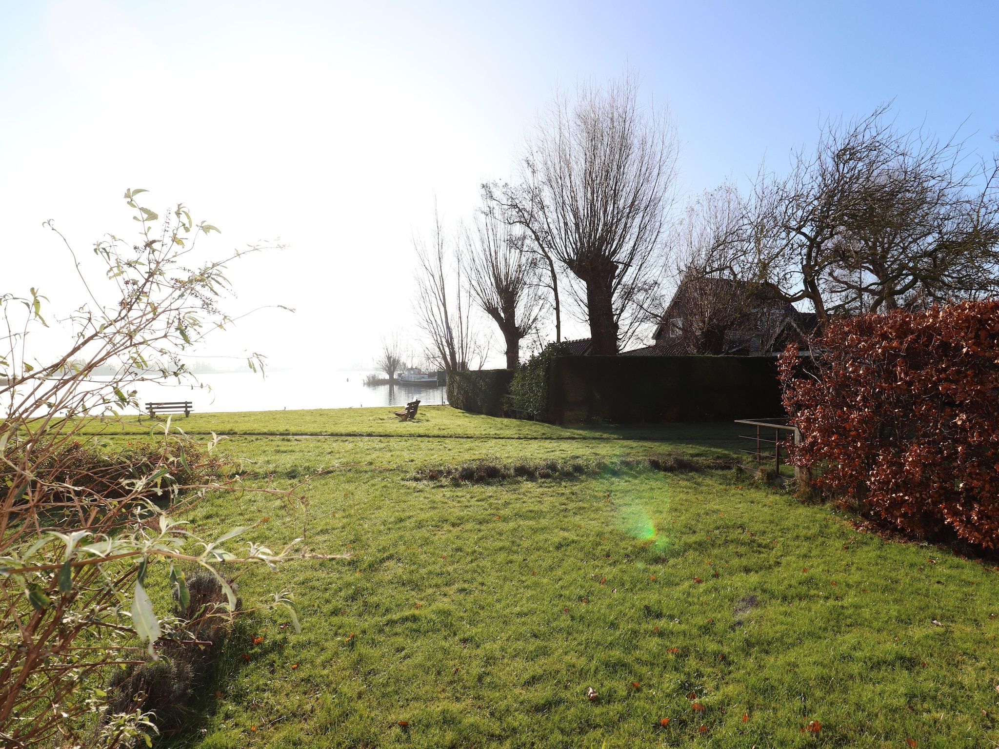 De tuin van Appartement aan het meer in Heeg in Heeg