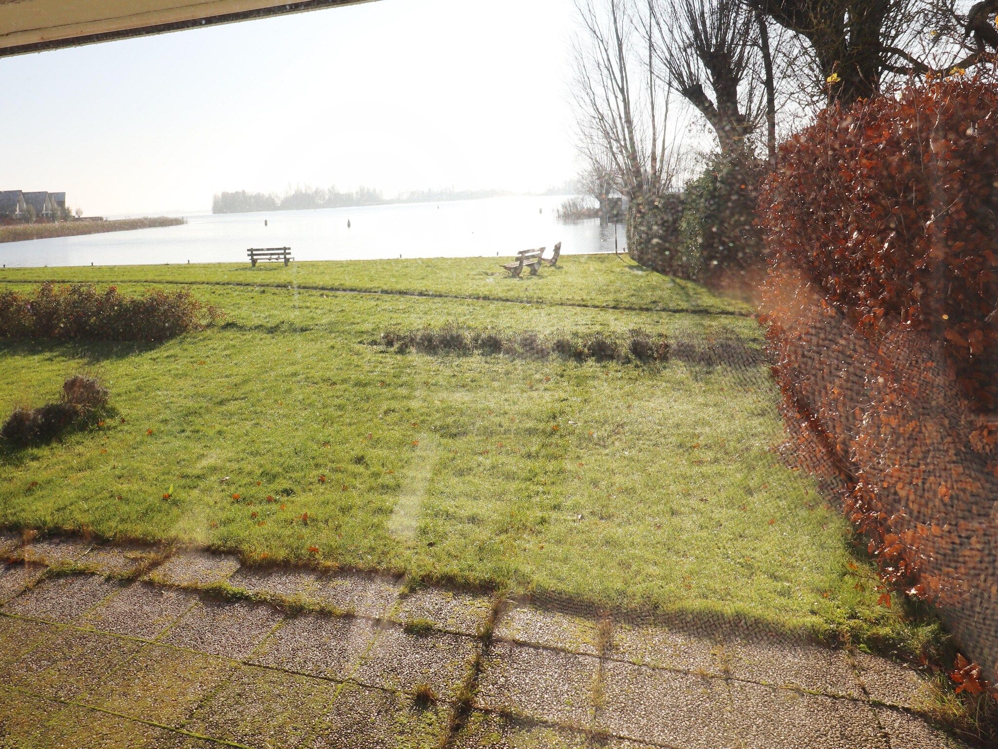 De tuin van Appartement aan het meer in Heeg in Heeg