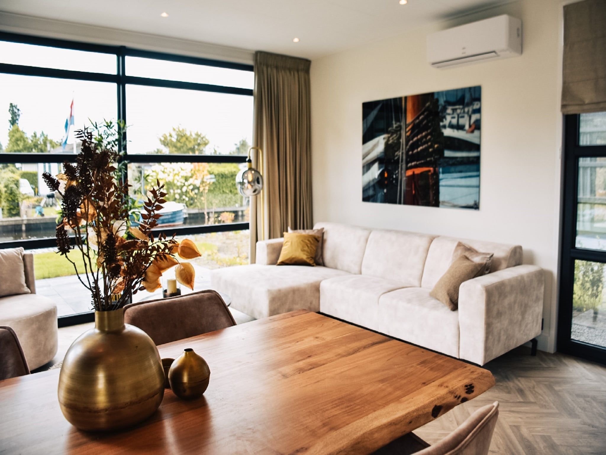 De woonkamer van MarinaPark Nieuw Loosdrecht 1 in Nieuw-Loosdrecht