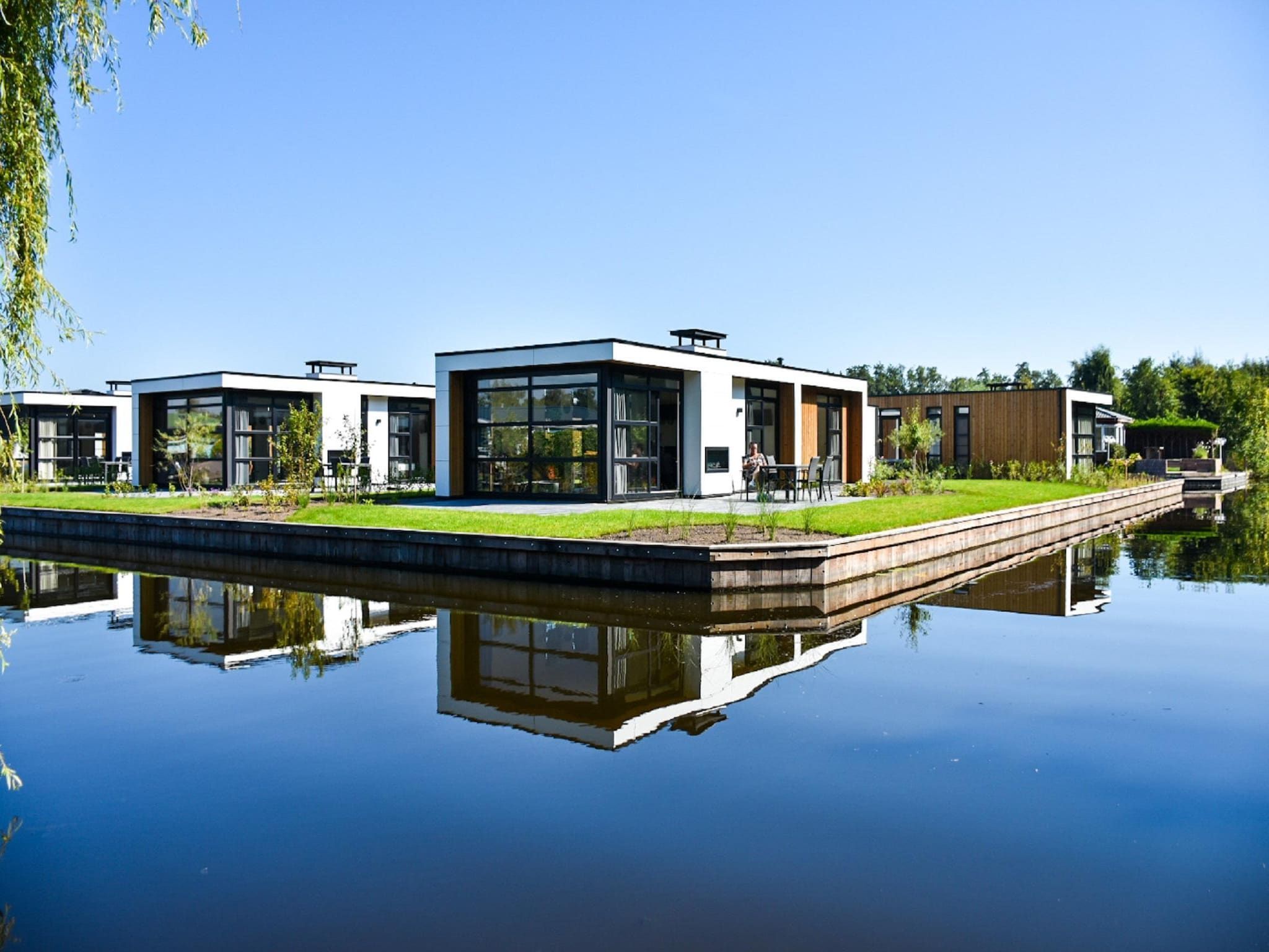 De buitenkant van MarinaPark Nieuw Loosdrecht 2 in Nieuw-Loosdrecht