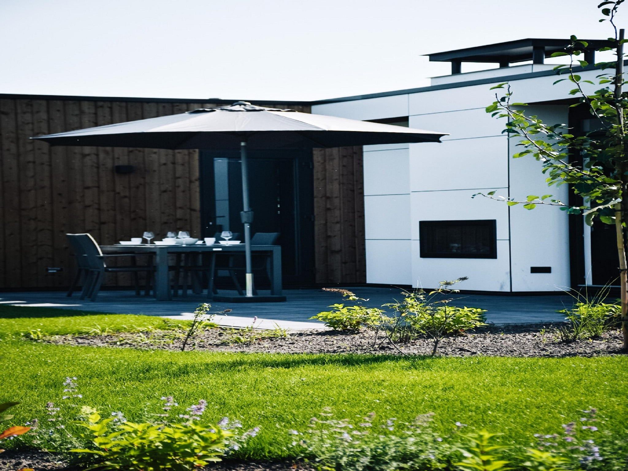 Het terras van MarinaPark Nieuw Loosdrecht 2 in Nieuw-Loosdrecht