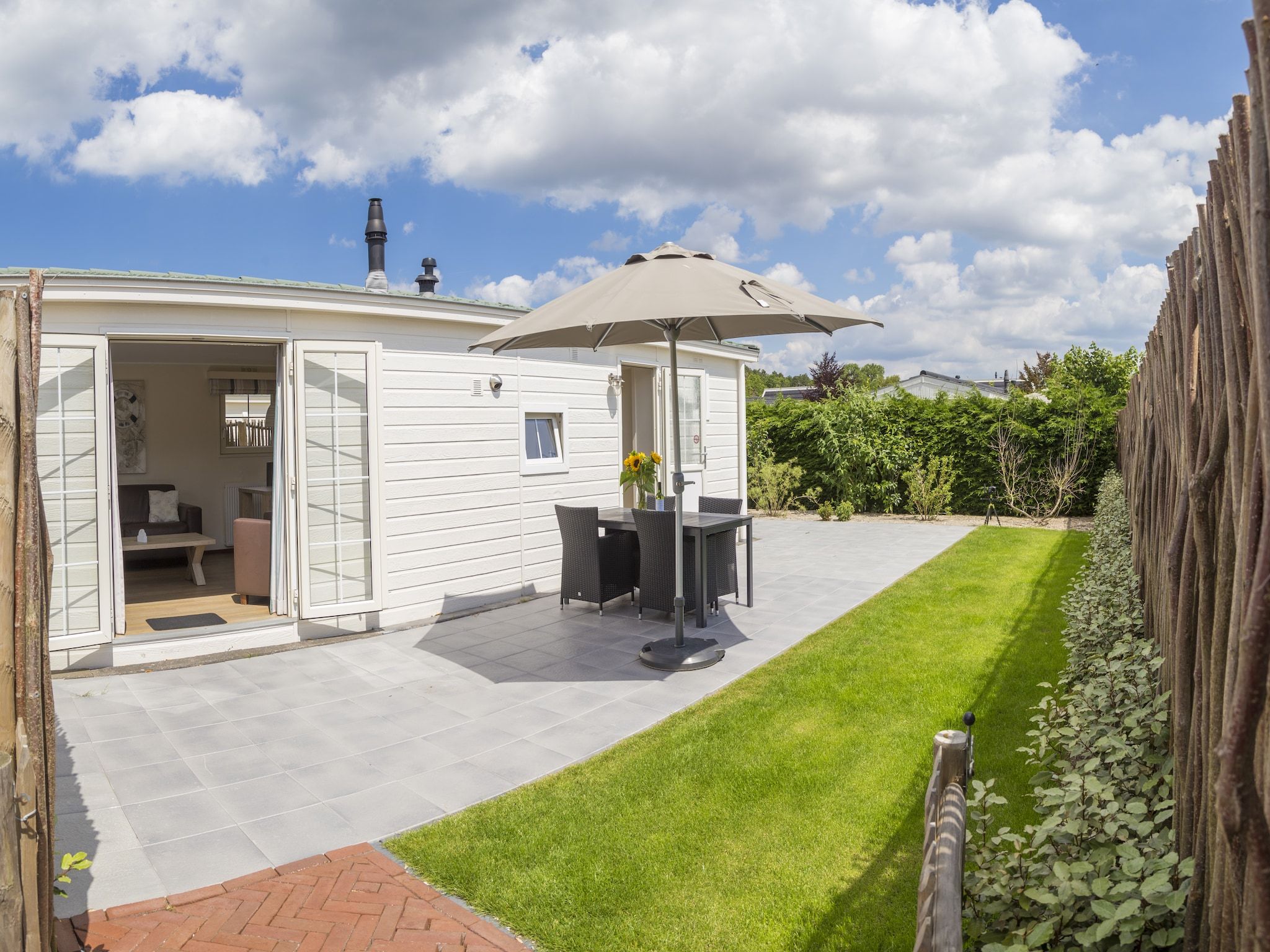De tuin van Vakantiepark Duinrust 3 in Noordwijk aan zee