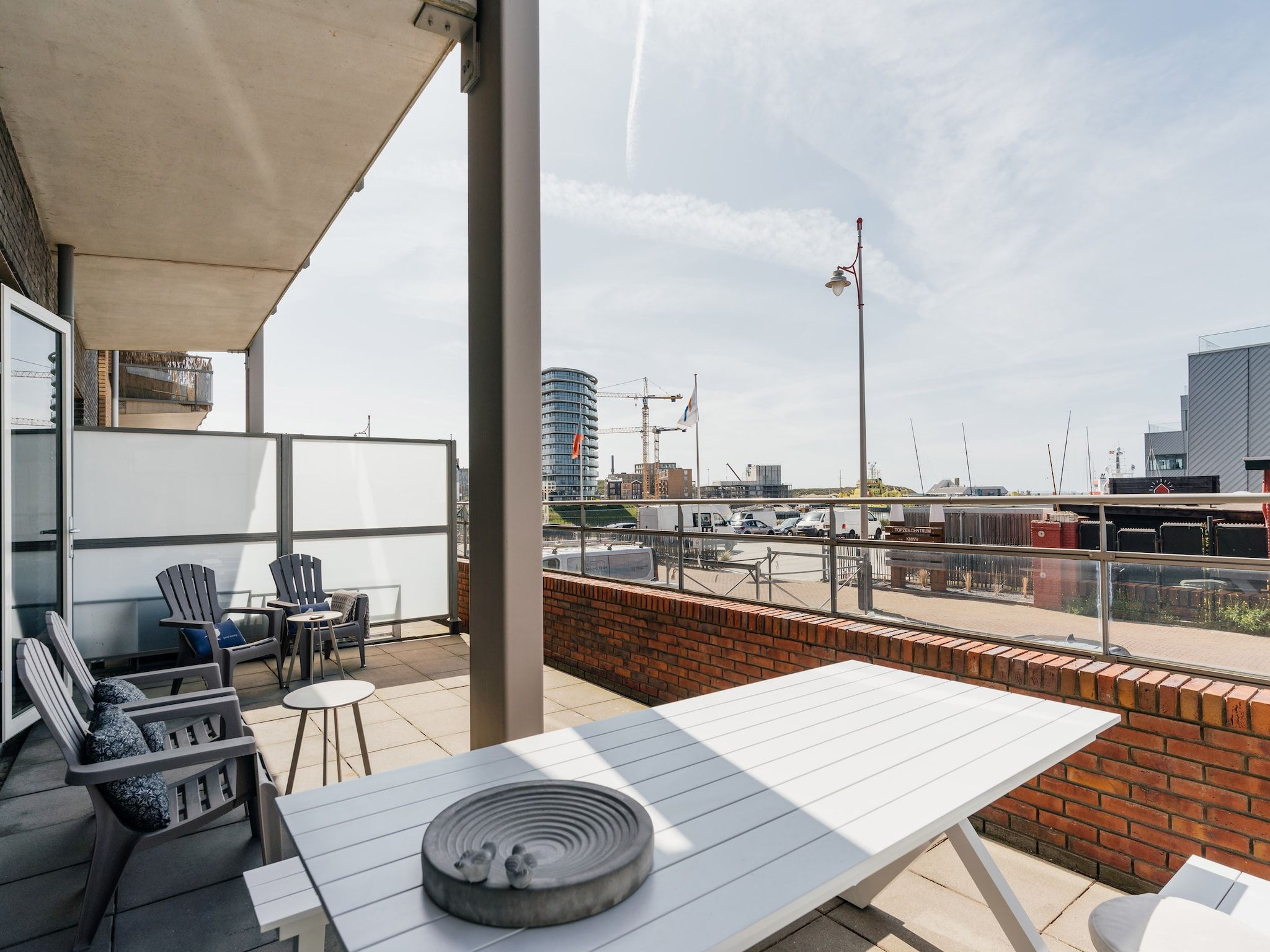 Het terras van Scheveningen Harbour 6B in Den Haag
