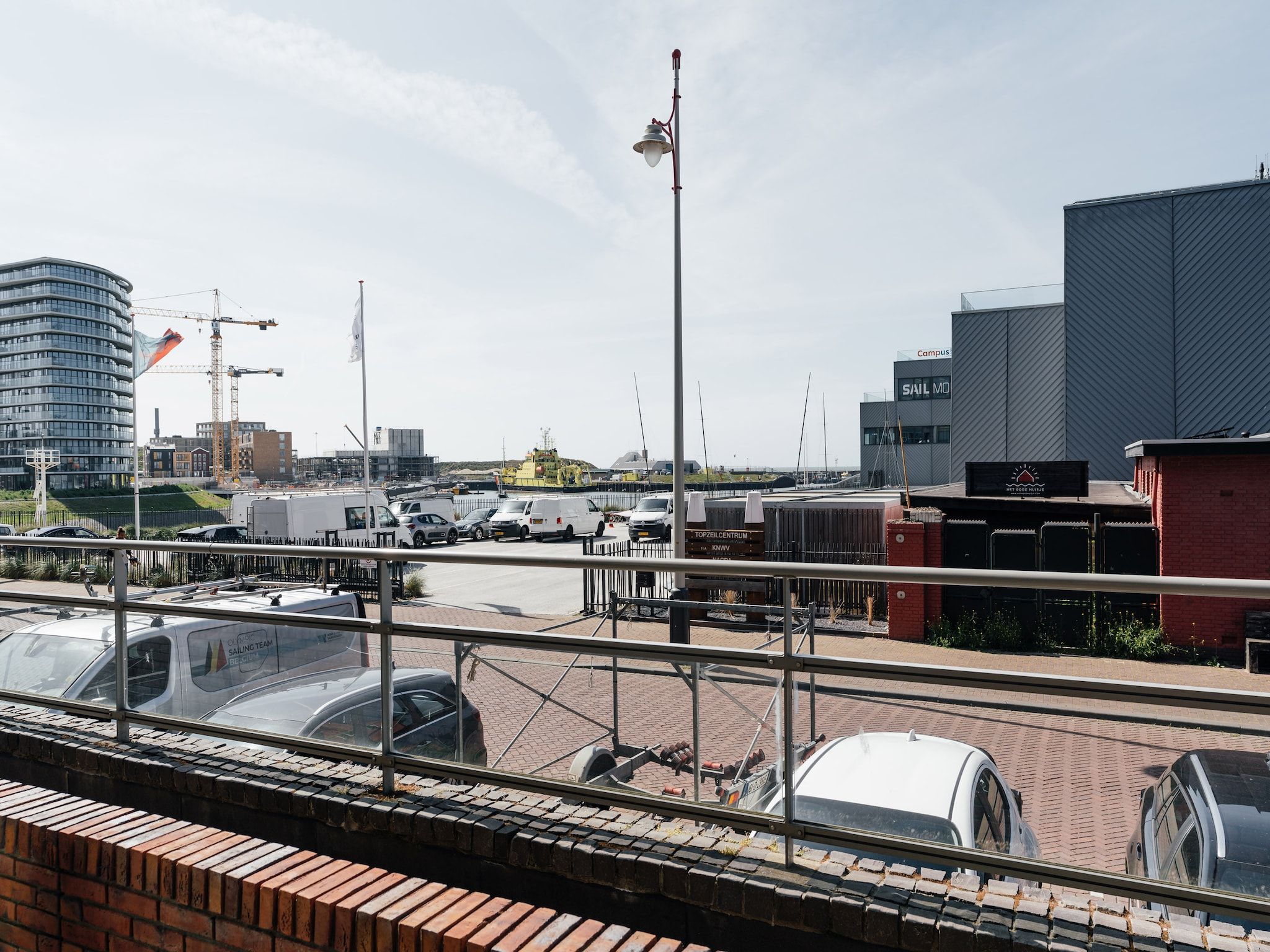 Het terras van Scheveningen Harbour 6B in Den Haag