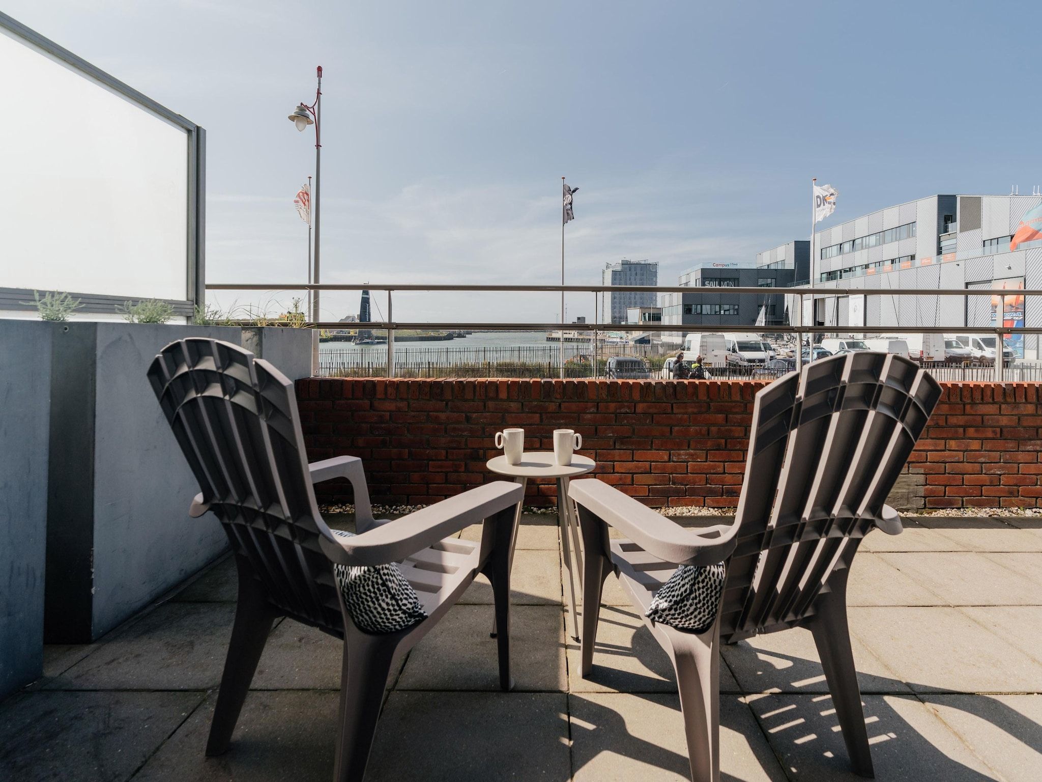 Het terras van Scheveningen Harbour 18B in Scheveningen