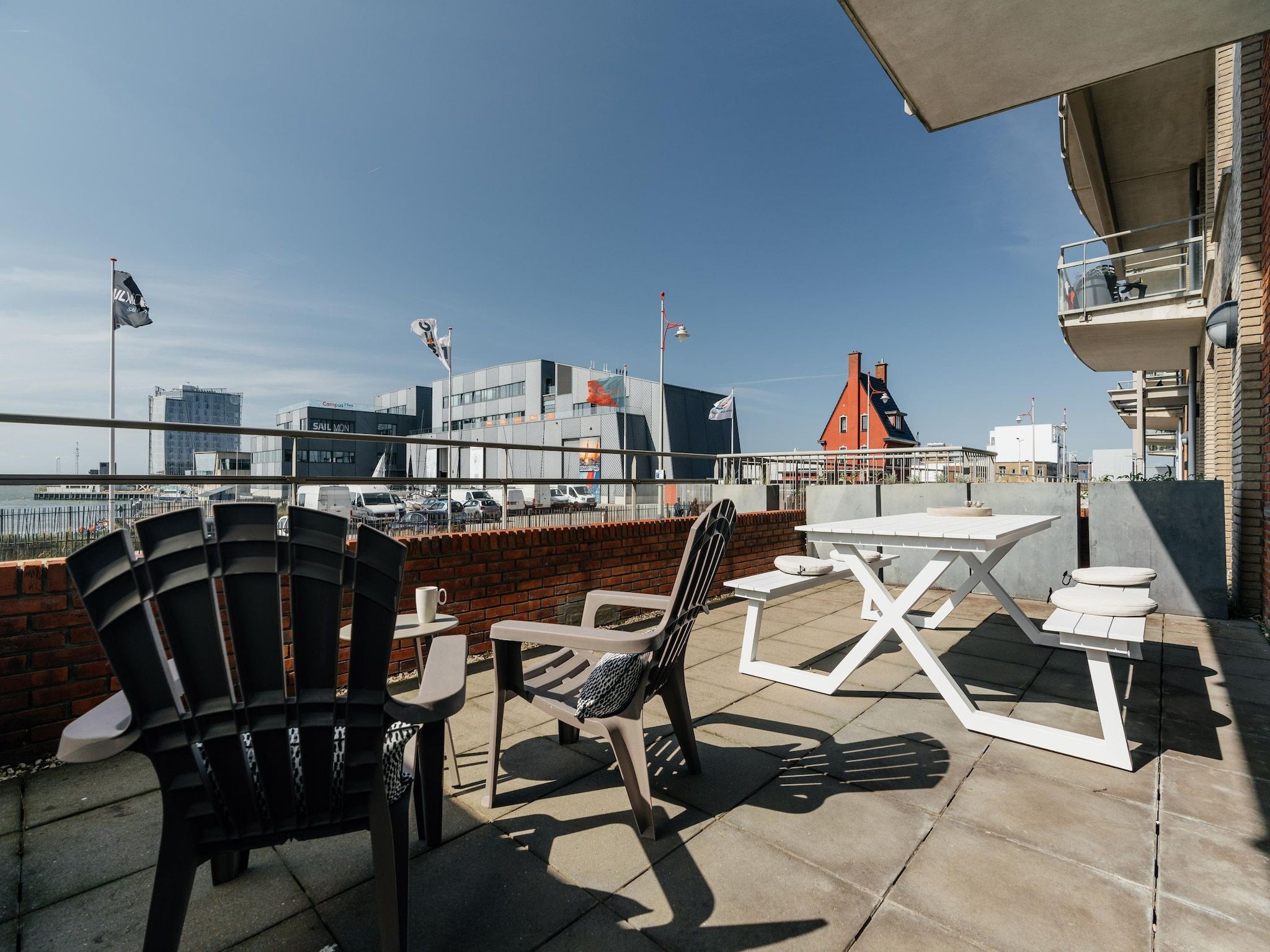 Het terras van Scheveningen Harbour 18B in Scheveningen