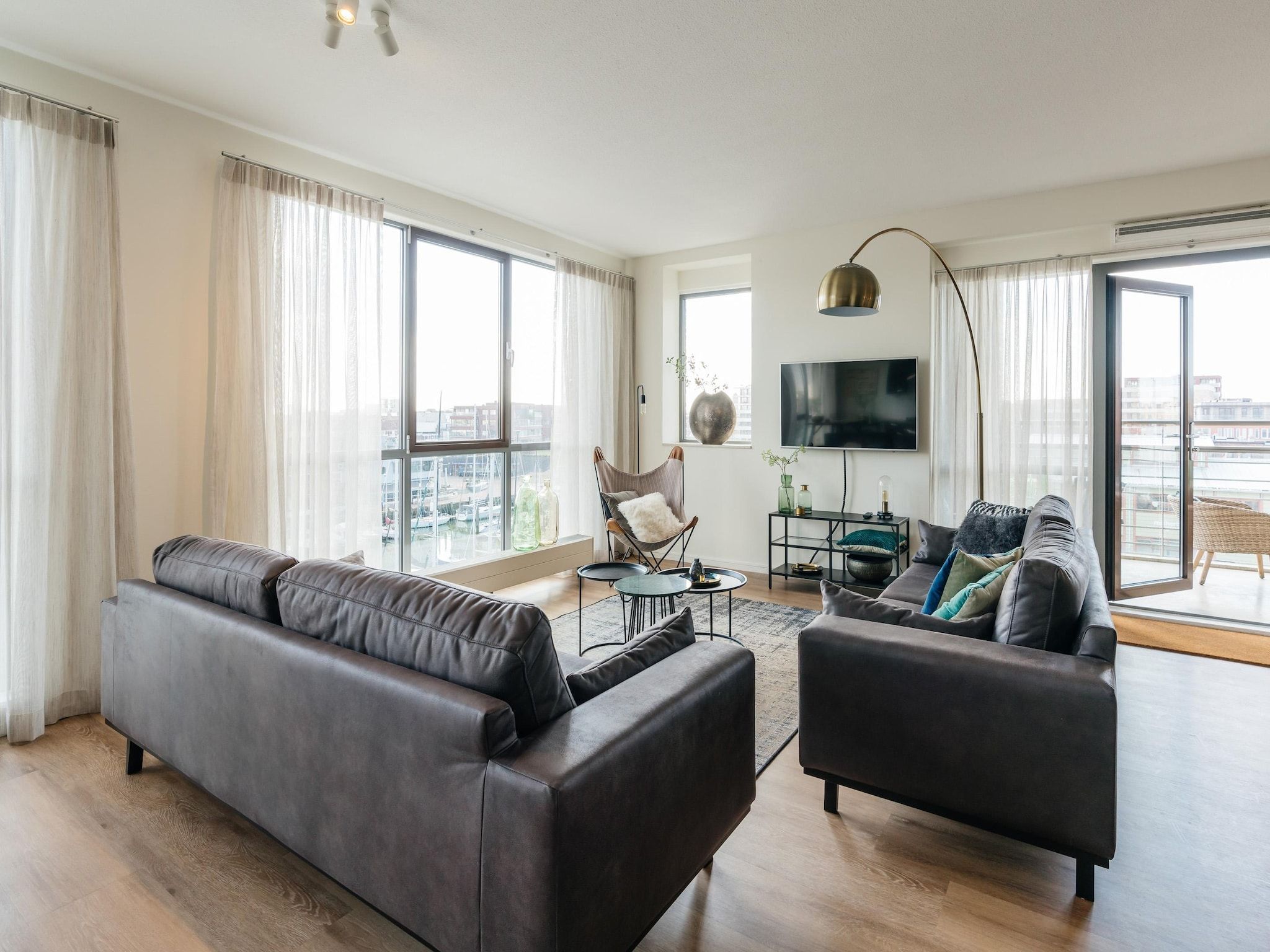 De woonkamer van Scheveningen Harbour 80B in Scheveningen
