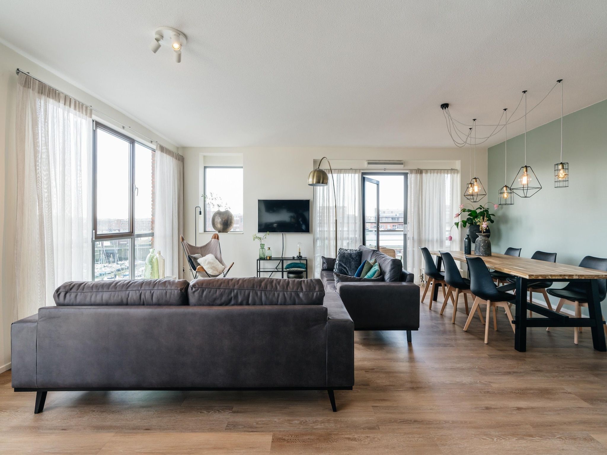 De woonkamer van Scheveningen Harbour 80B in Scheveningen
