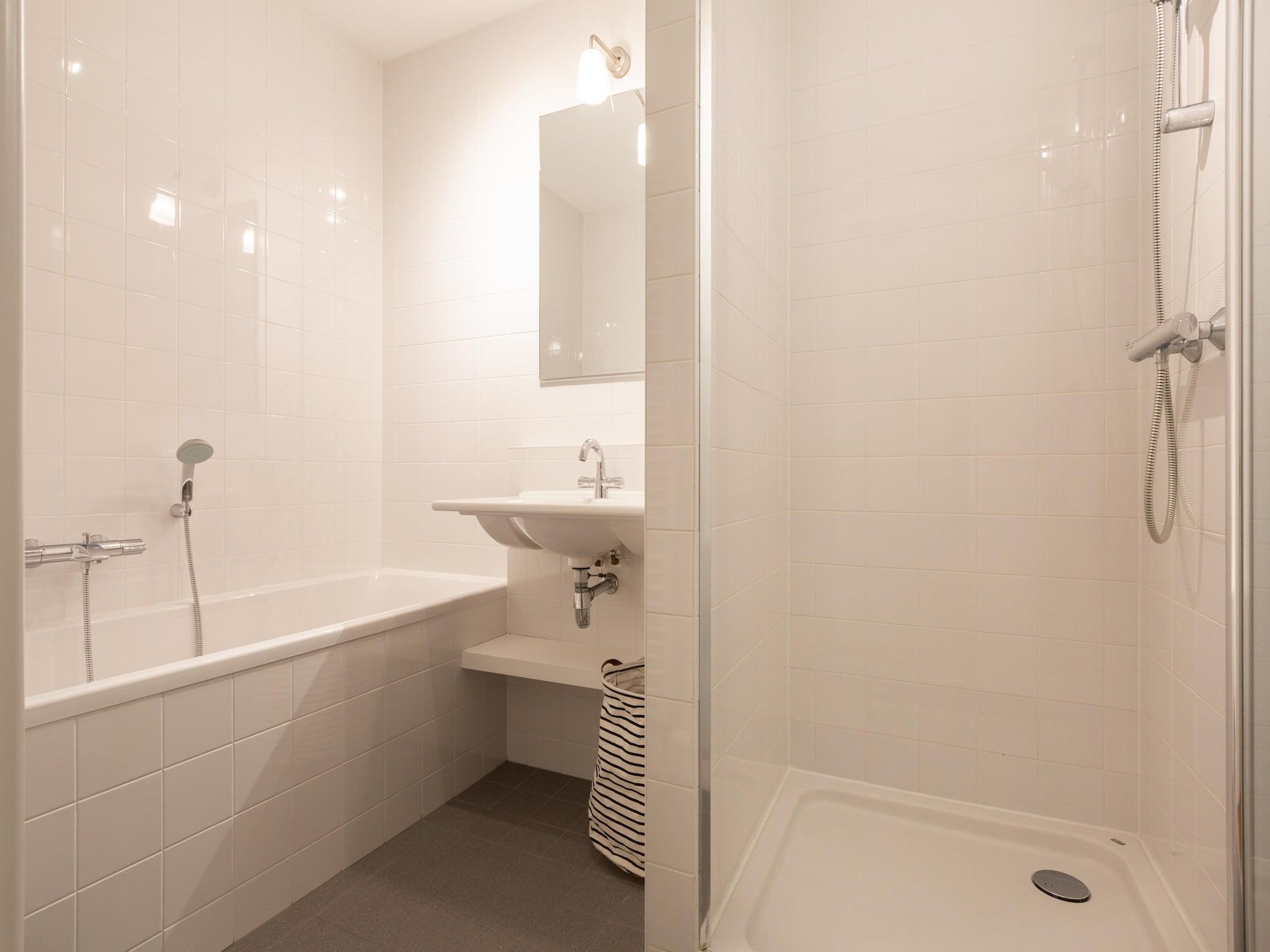De badkamer van Scheveningen Harbour 76 in Den Haag