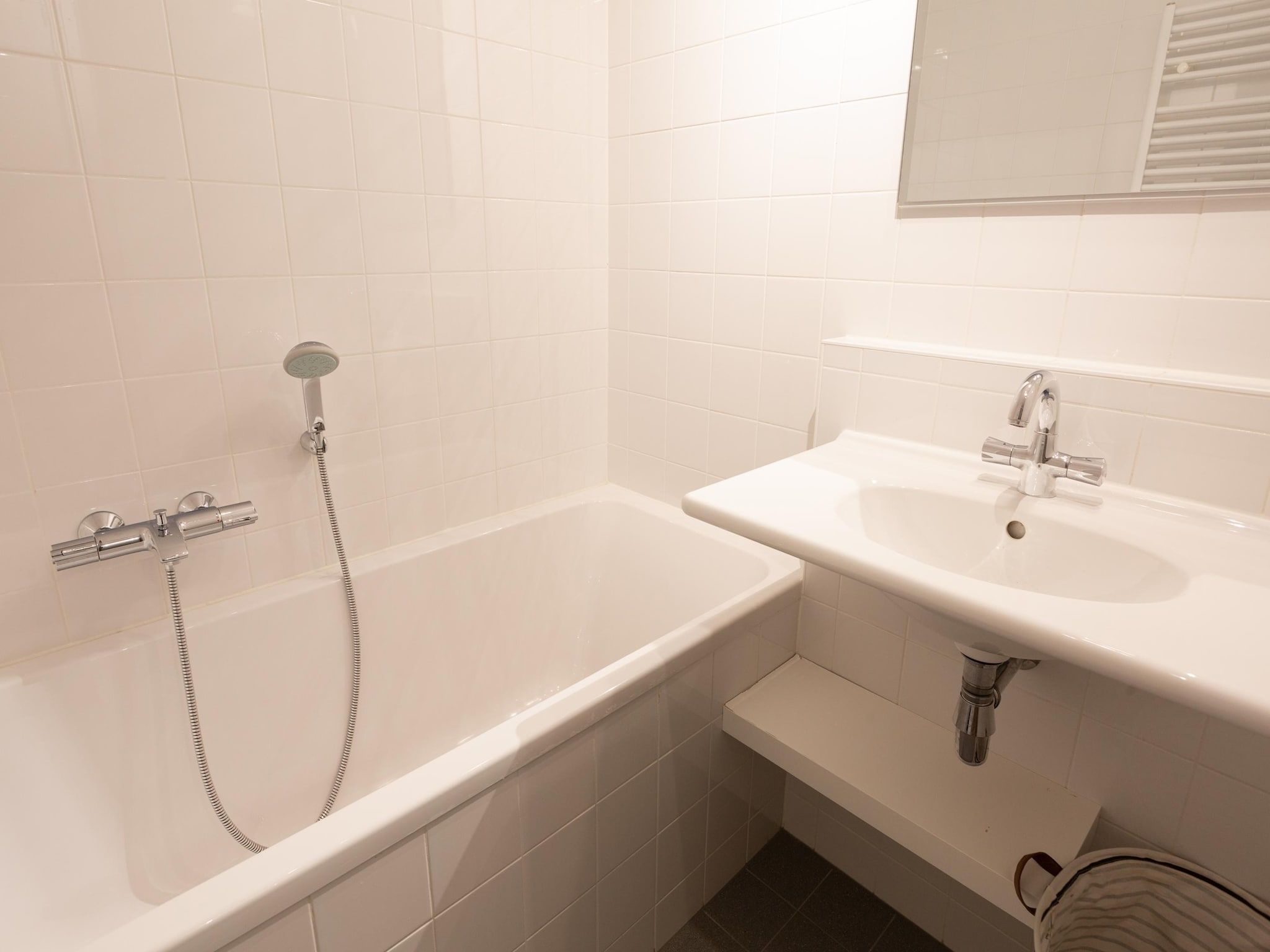 De badkamer van Scheveningen Harbour 76 in Den Haag