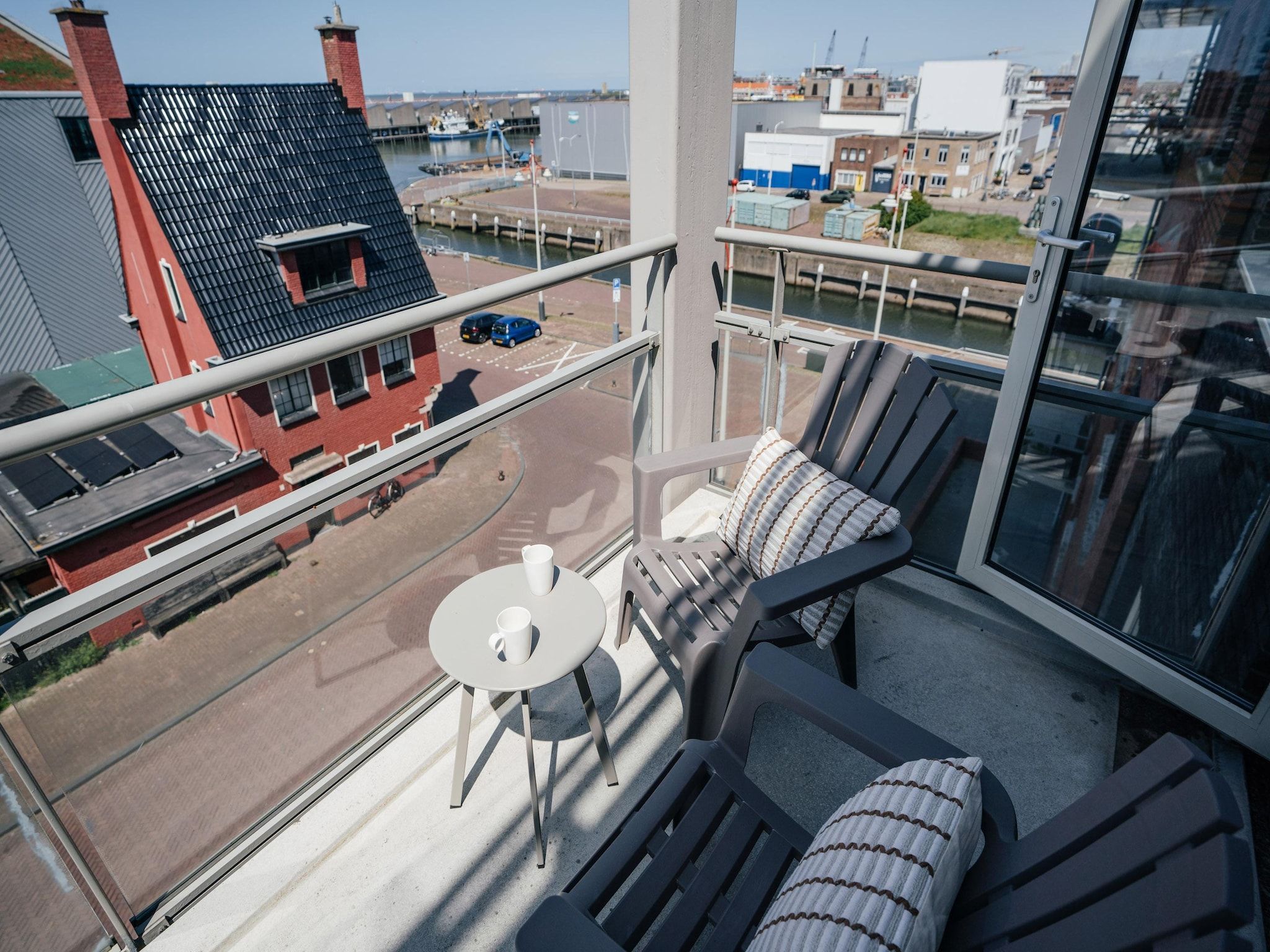 Het terras van Scheveningen Harbour 40A in Den Haag