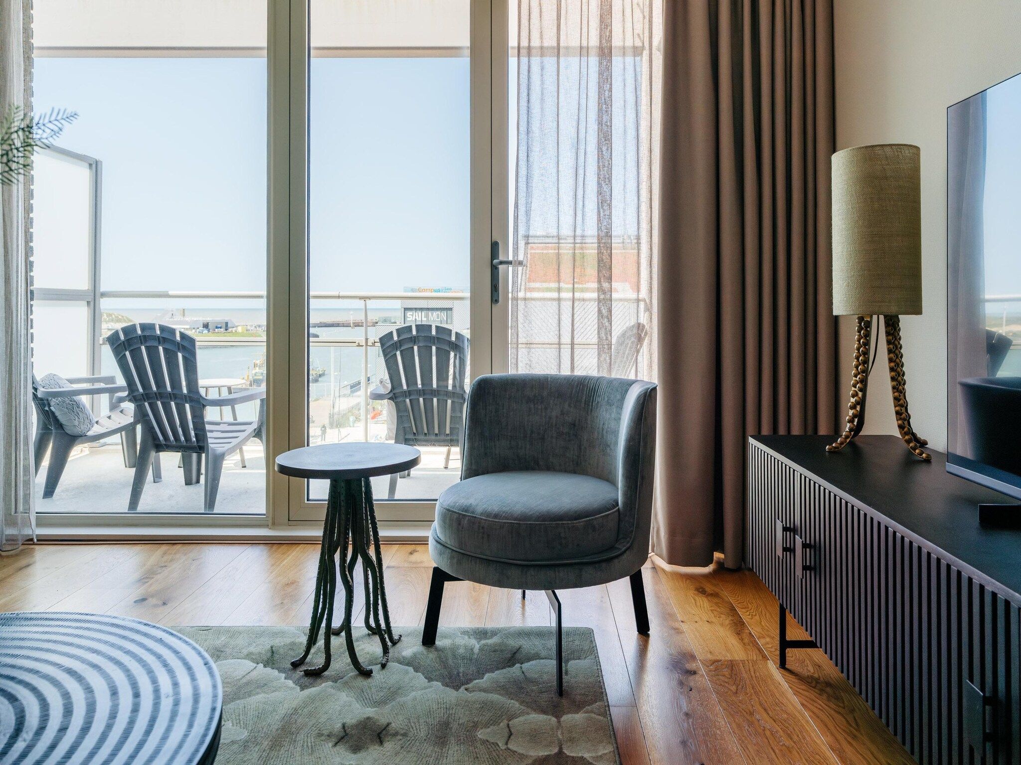 De woonkamer van Scheveningen Harbour 40A in Den Haag