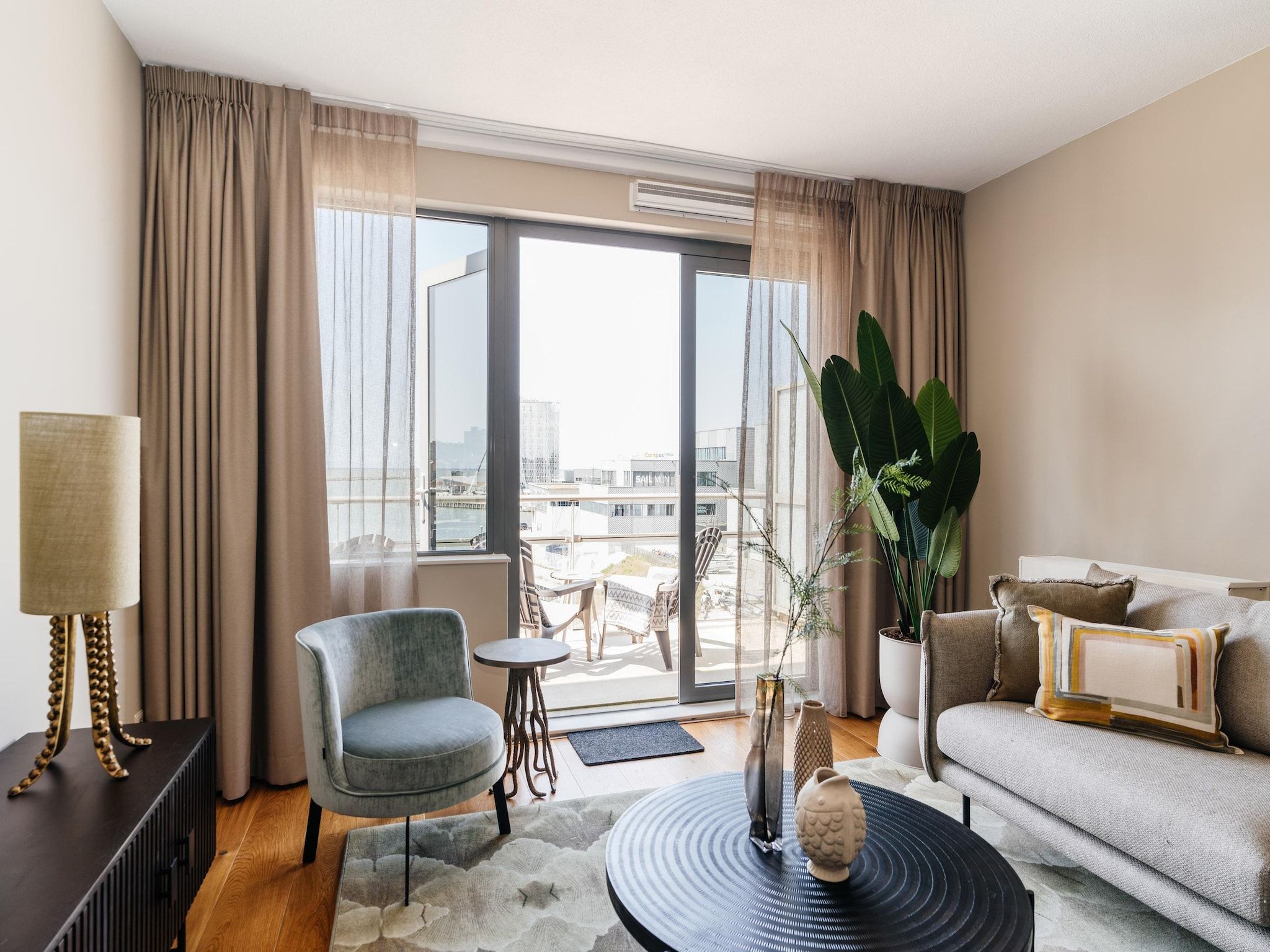 De woonkamer van Scheveningen Harbour 40A in Den Haag