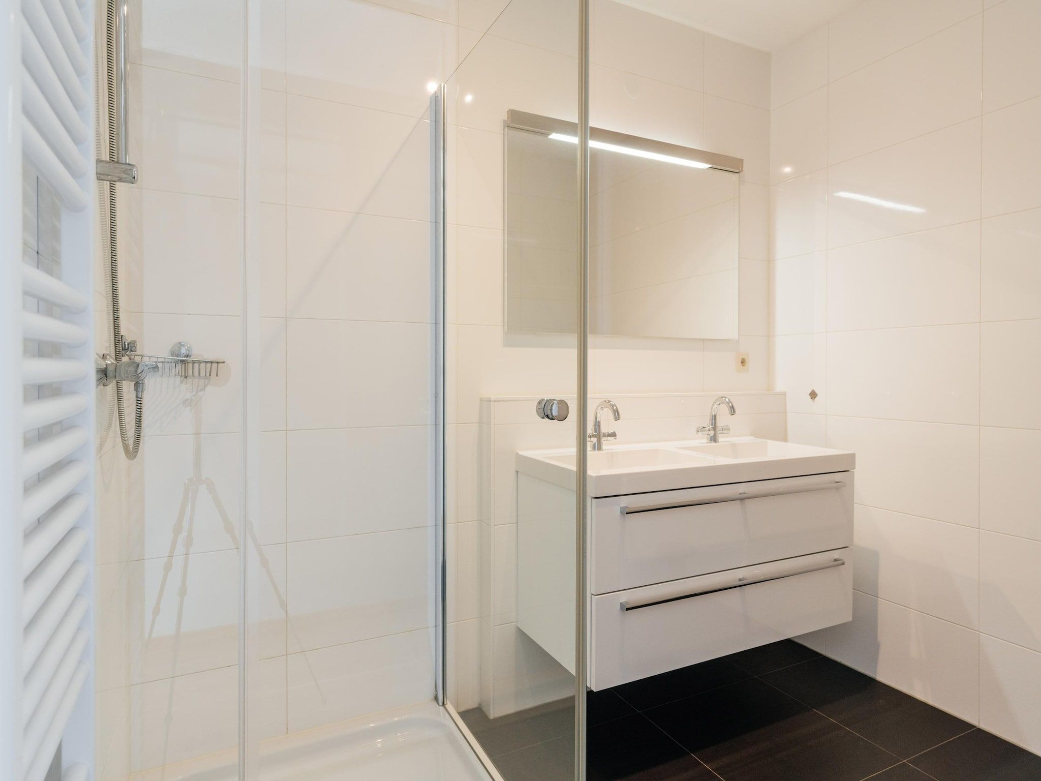 De badkamer van Scheveningen Harbour 40B in Den Haag