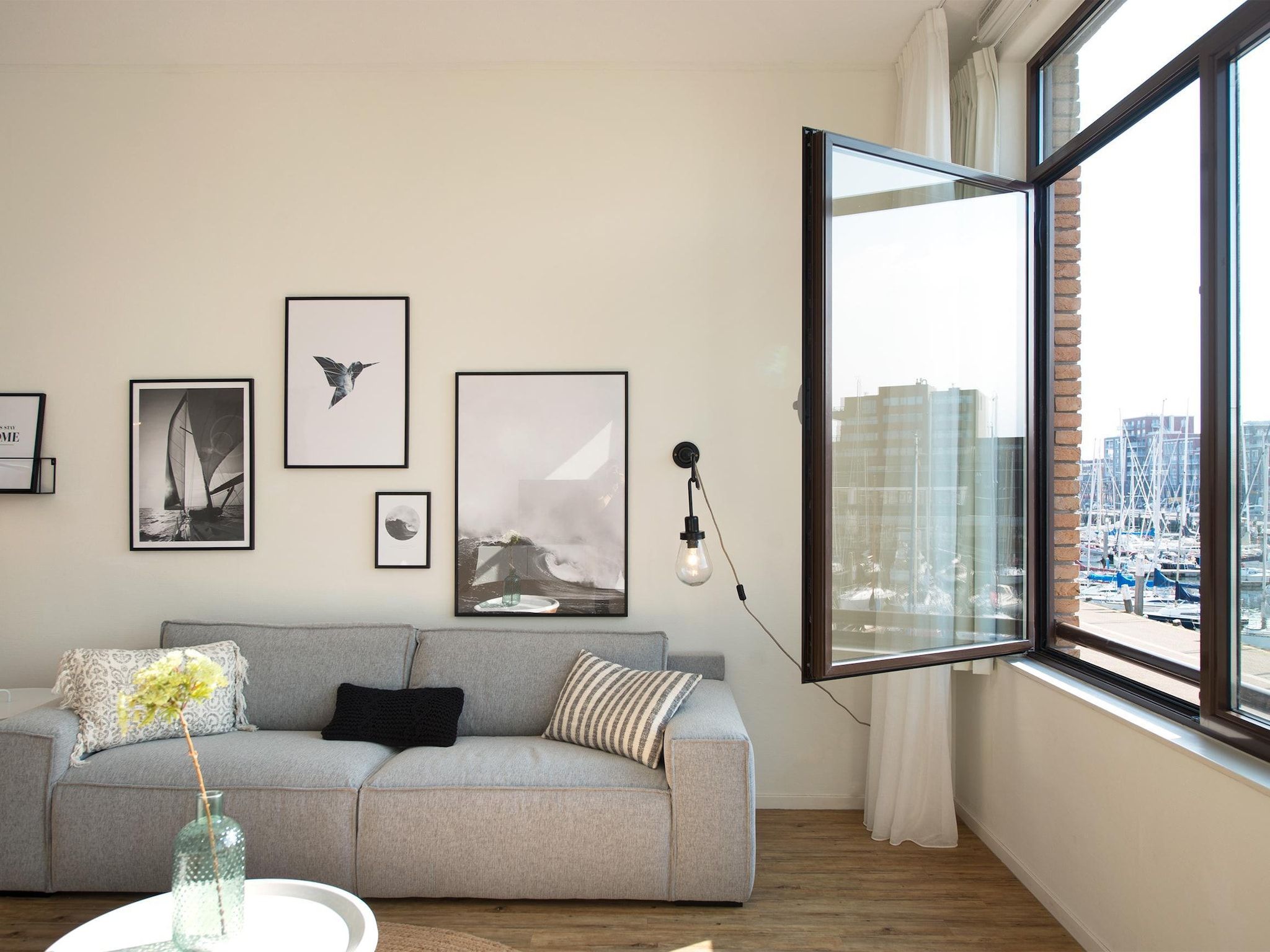 De woonkamer van Scheveningen Harbour 56A in Den Haag