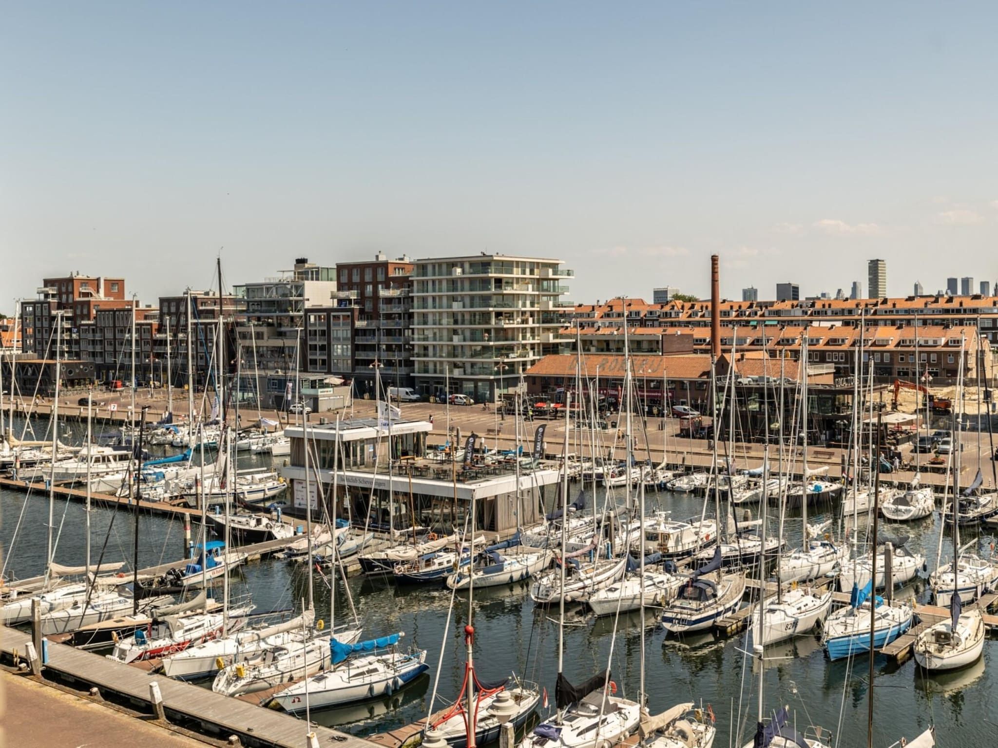 De buitenkant van Scheveningen Harbour 66A in Scheveningen
