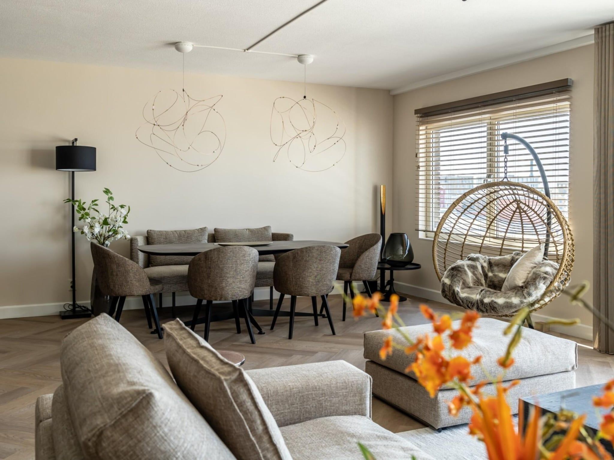De woonkamer van Scheveningen Harbour 66A in Scheveningen