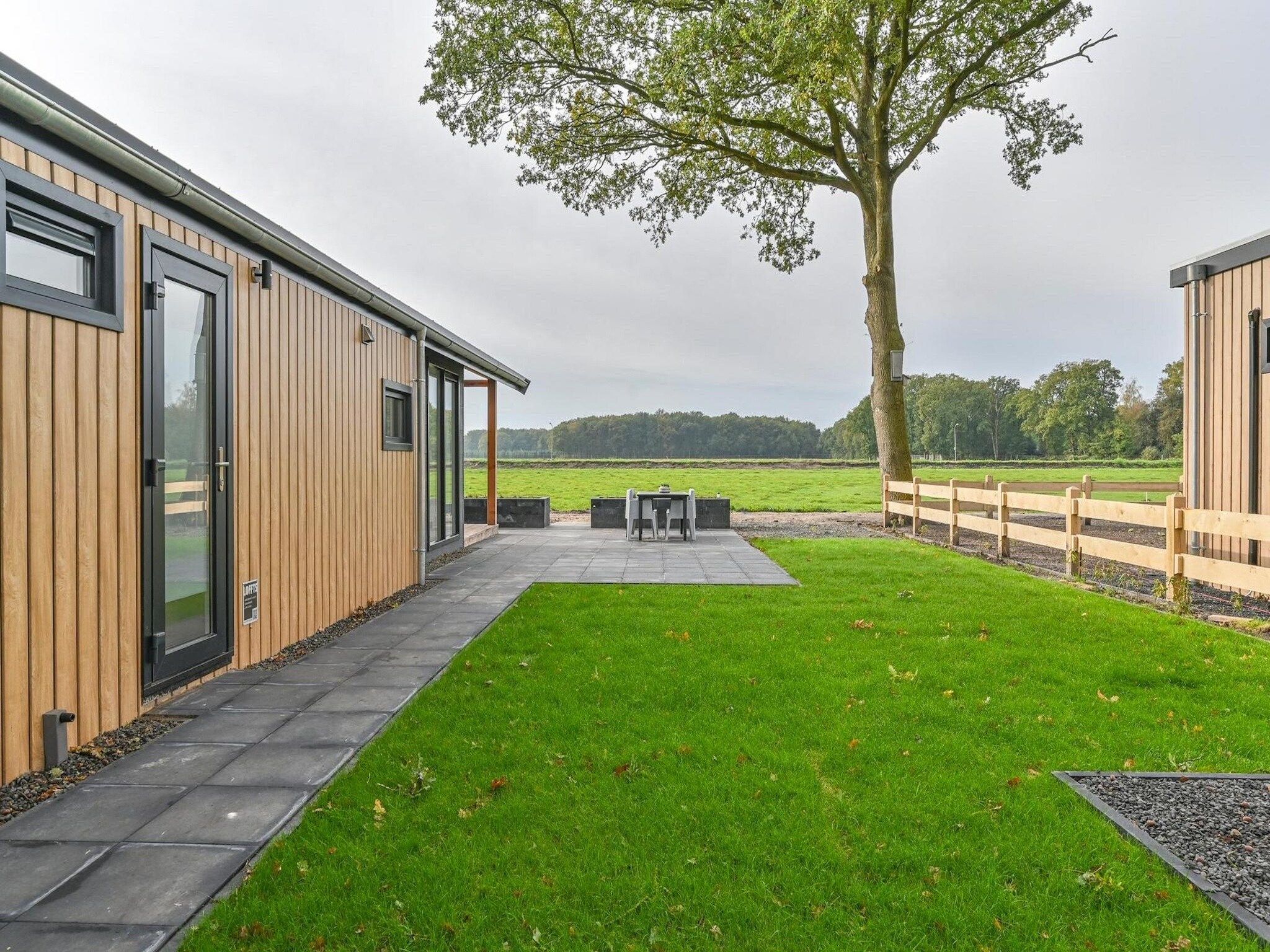 De tuin van Resort Drentse Weelde 1 in Hoogersmilde
