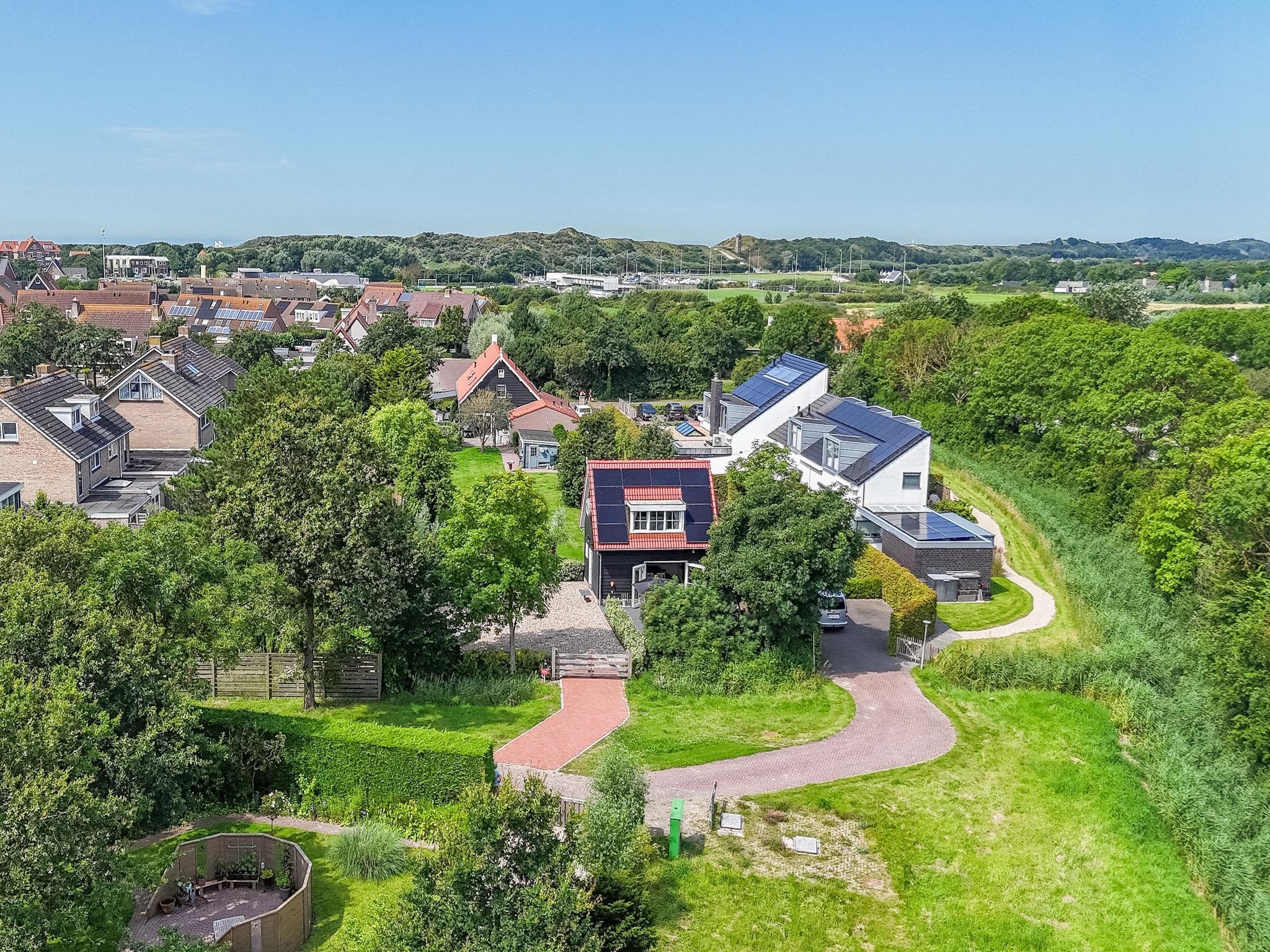 De buitenkant van Sloestraat 38  Zoutelande 'Het Koetshuys' in Zoutelande