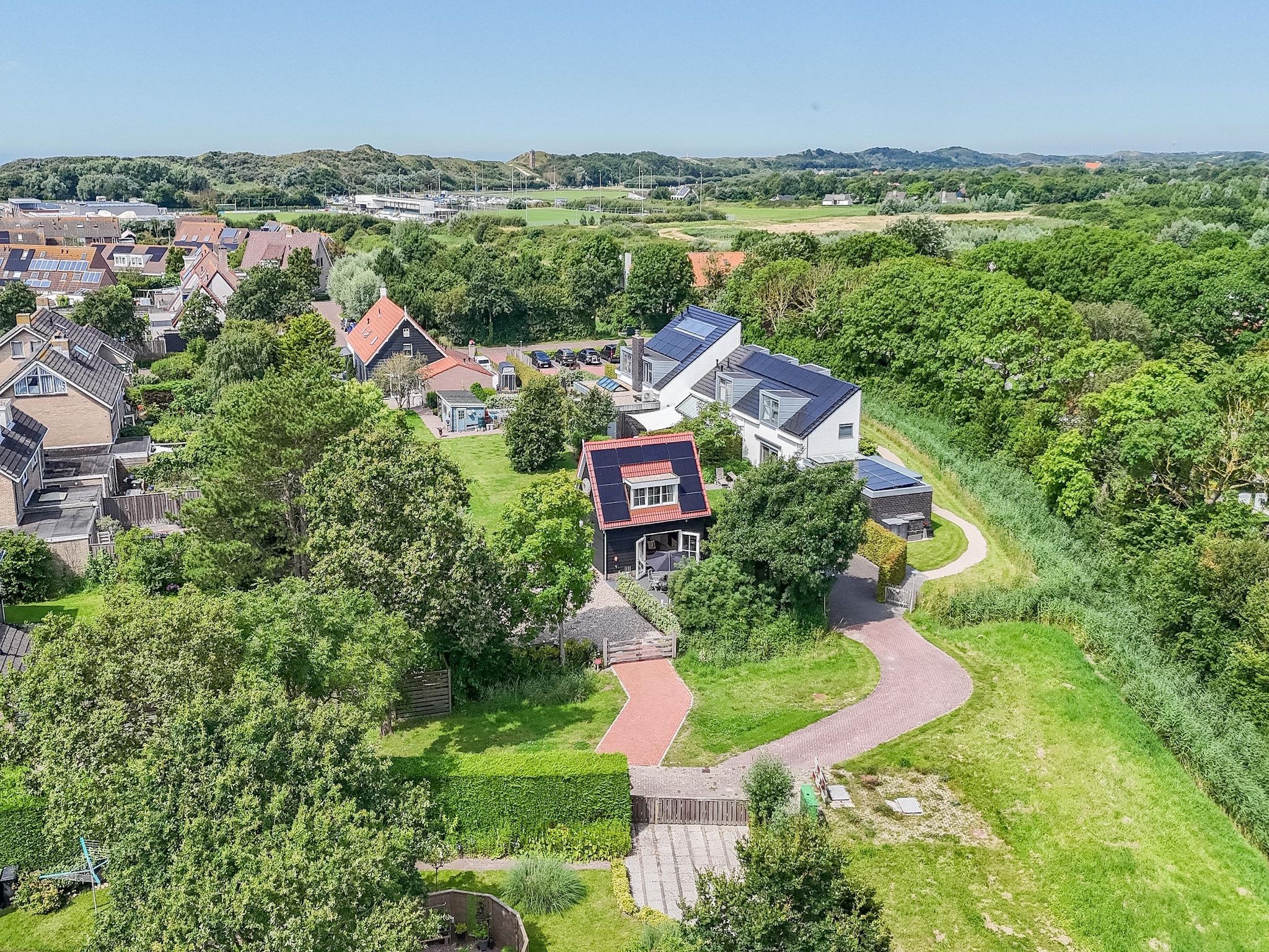 De buitenkant van Sloestraat 38  Zoutelande 'Het Koetshuys' in Zoutelande