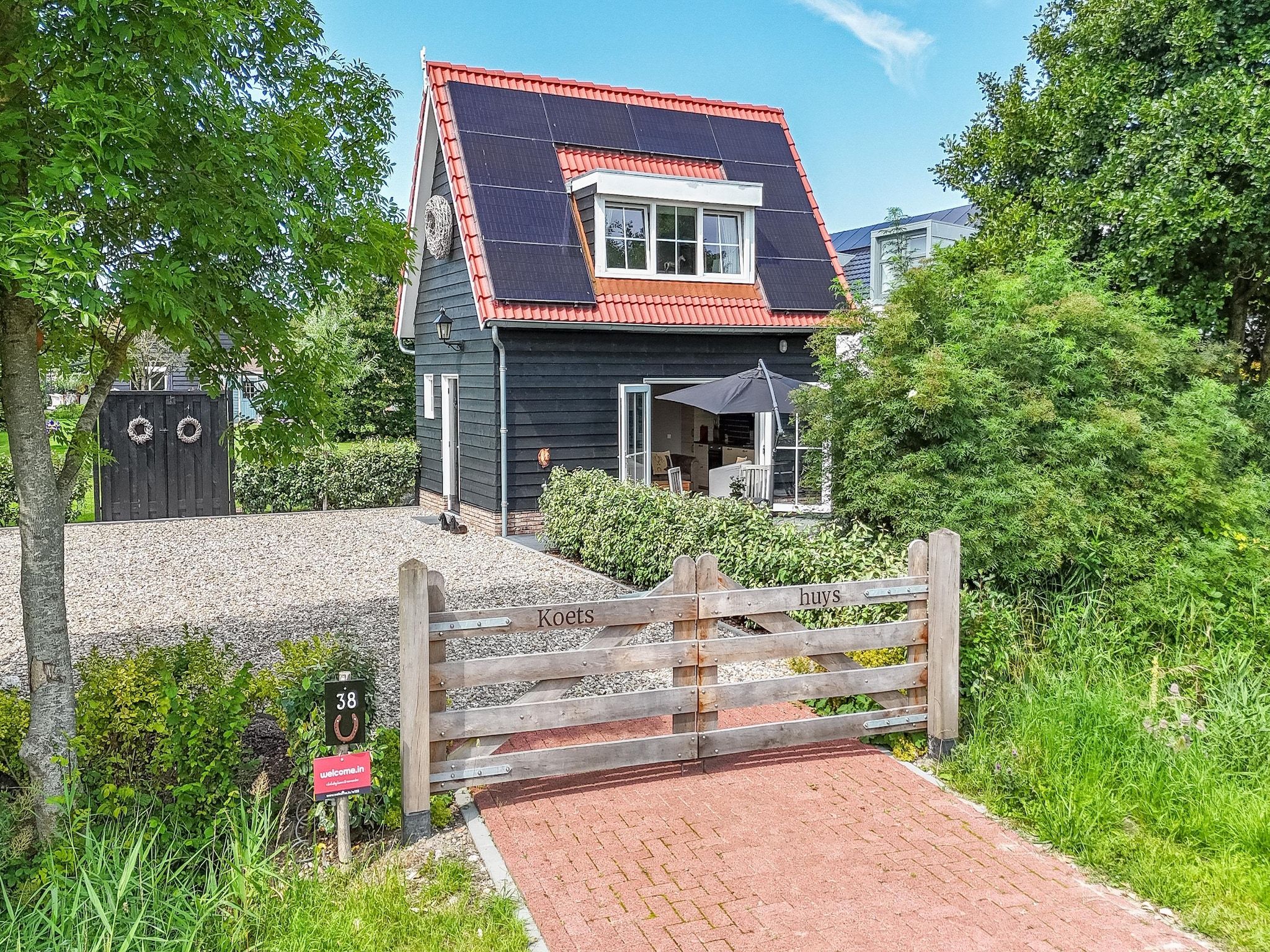 De buitenkant van Sloestraat 38  Zoutelande 'Het Koetshuys' in Zoutelande