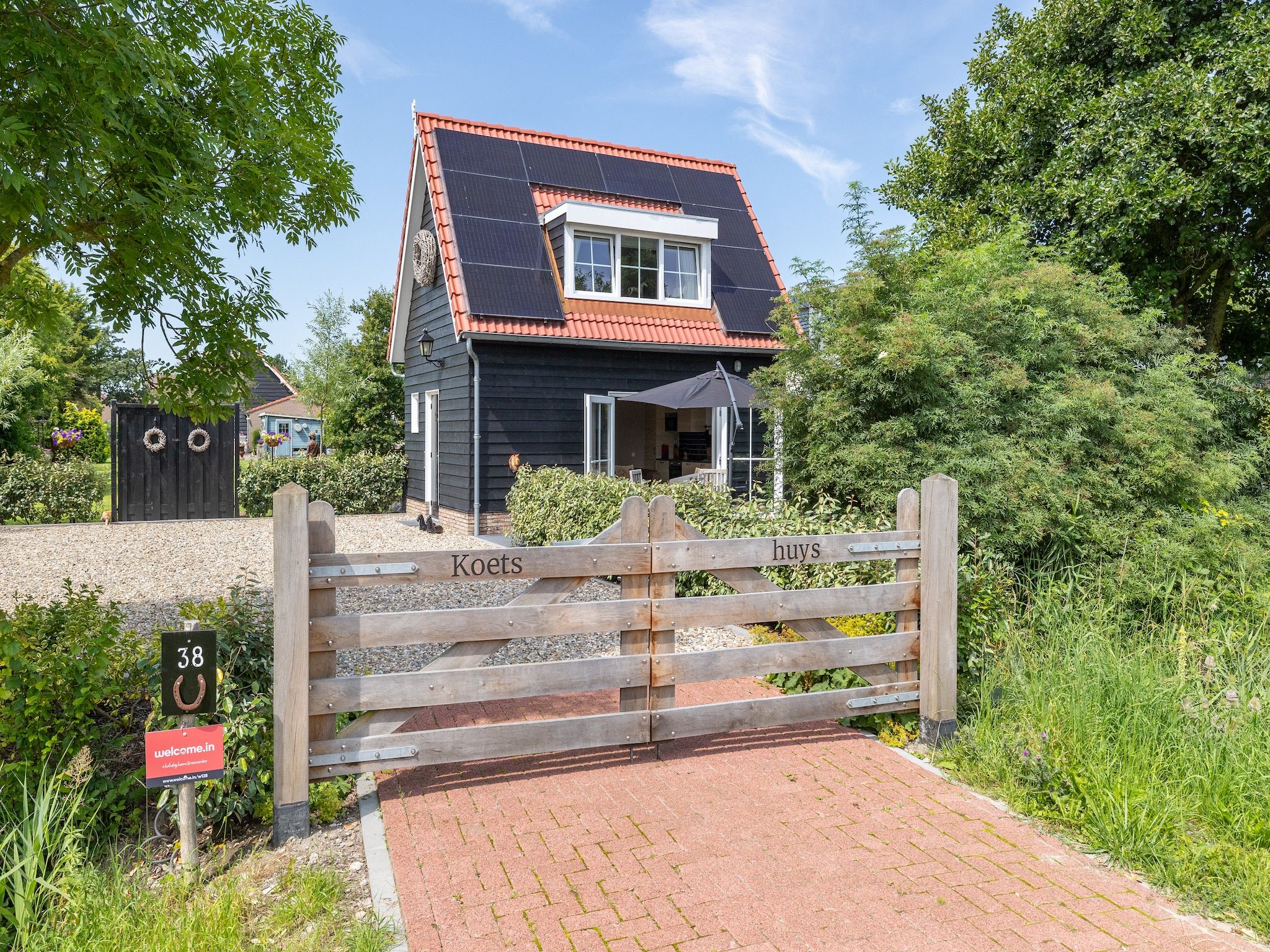 De tuin van Sloestraat 38  Zoutelande 'Het Koetshuys' in Zoutelande