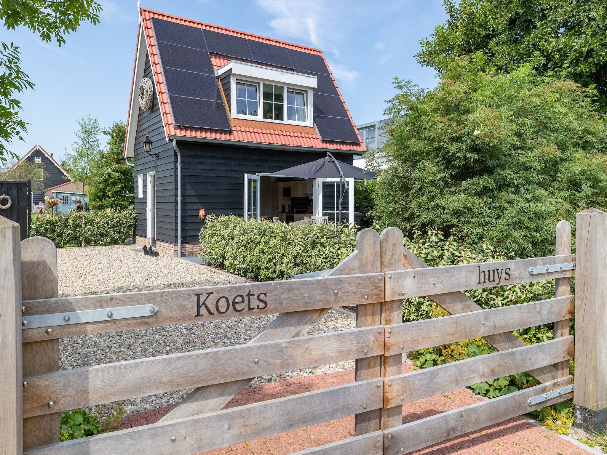De tuin van Sloestraat 38  Zoutelande 'Het Koetshuys' in Zoutelande