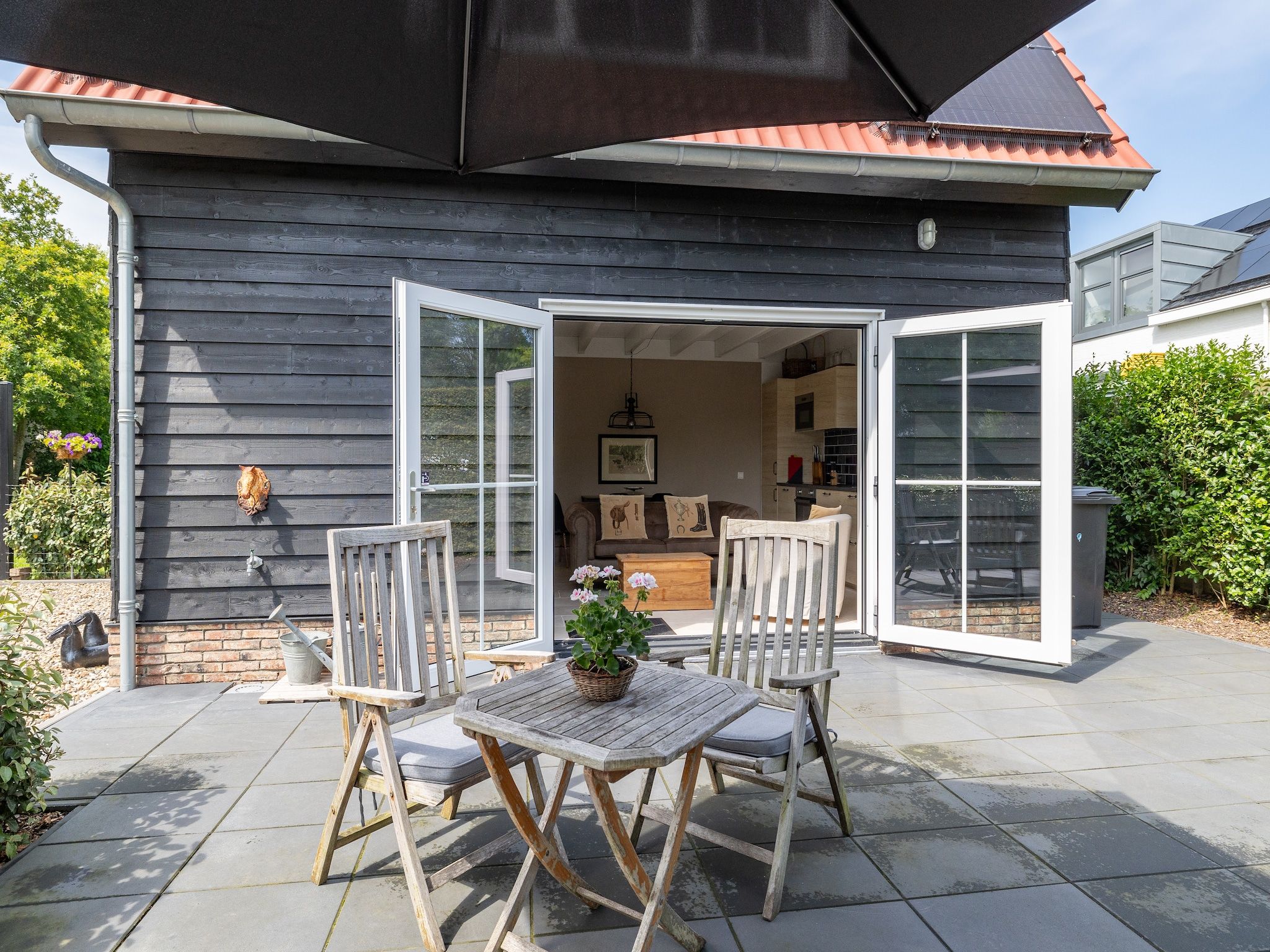 De tuin van Sloestraat 38  Zoutelande 'Het Koetshuys' in Zoutelande