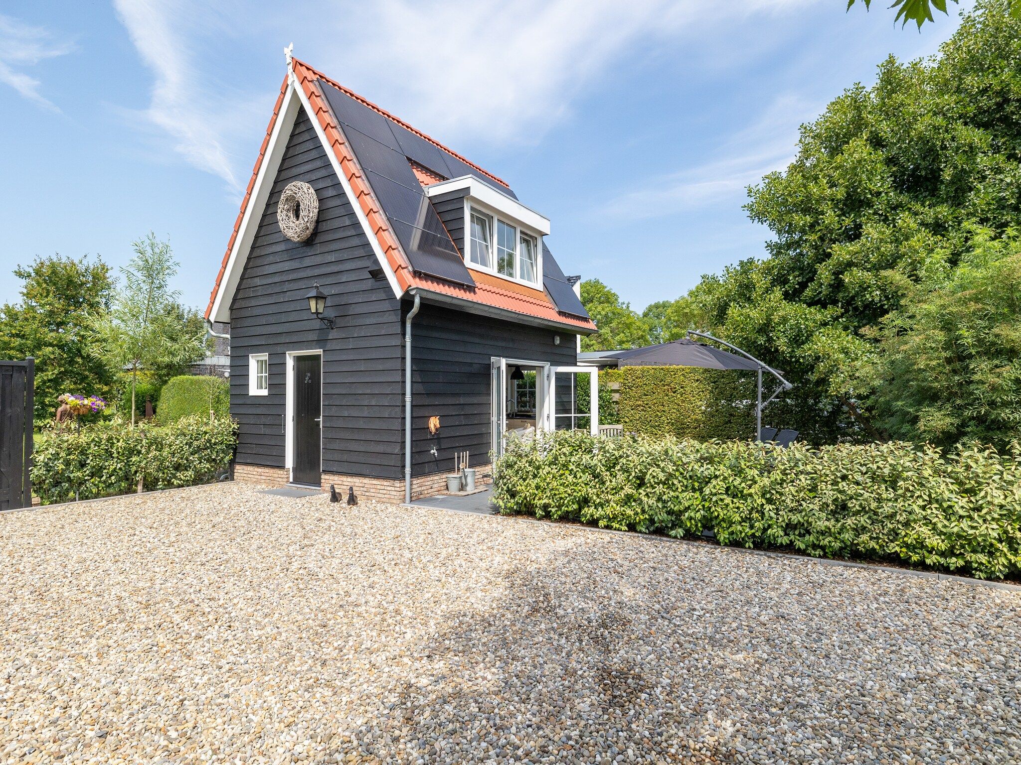 De buitenkant van Sloestraat 38  Zoutelande 'Het Koetshuys' in Zoutelande