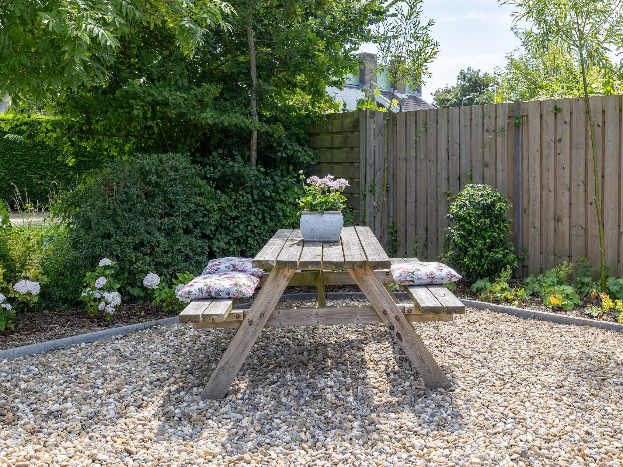 De tuin van Sloestraat 38  Zoutelande 'Het Koetshuys' in Zoutelande