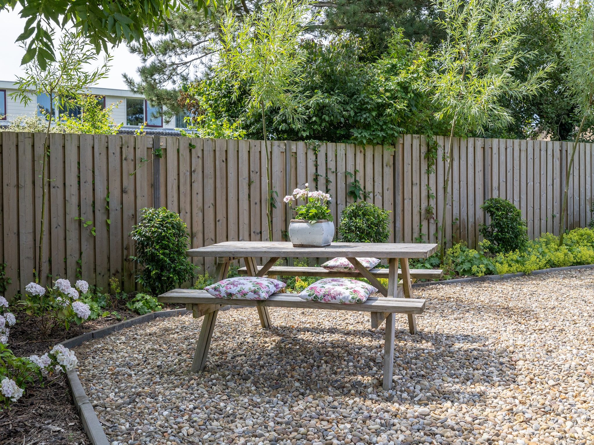 De tuin van Sloestraat 38  Zoutelande 'Het Koetshuys' in Zoutelande