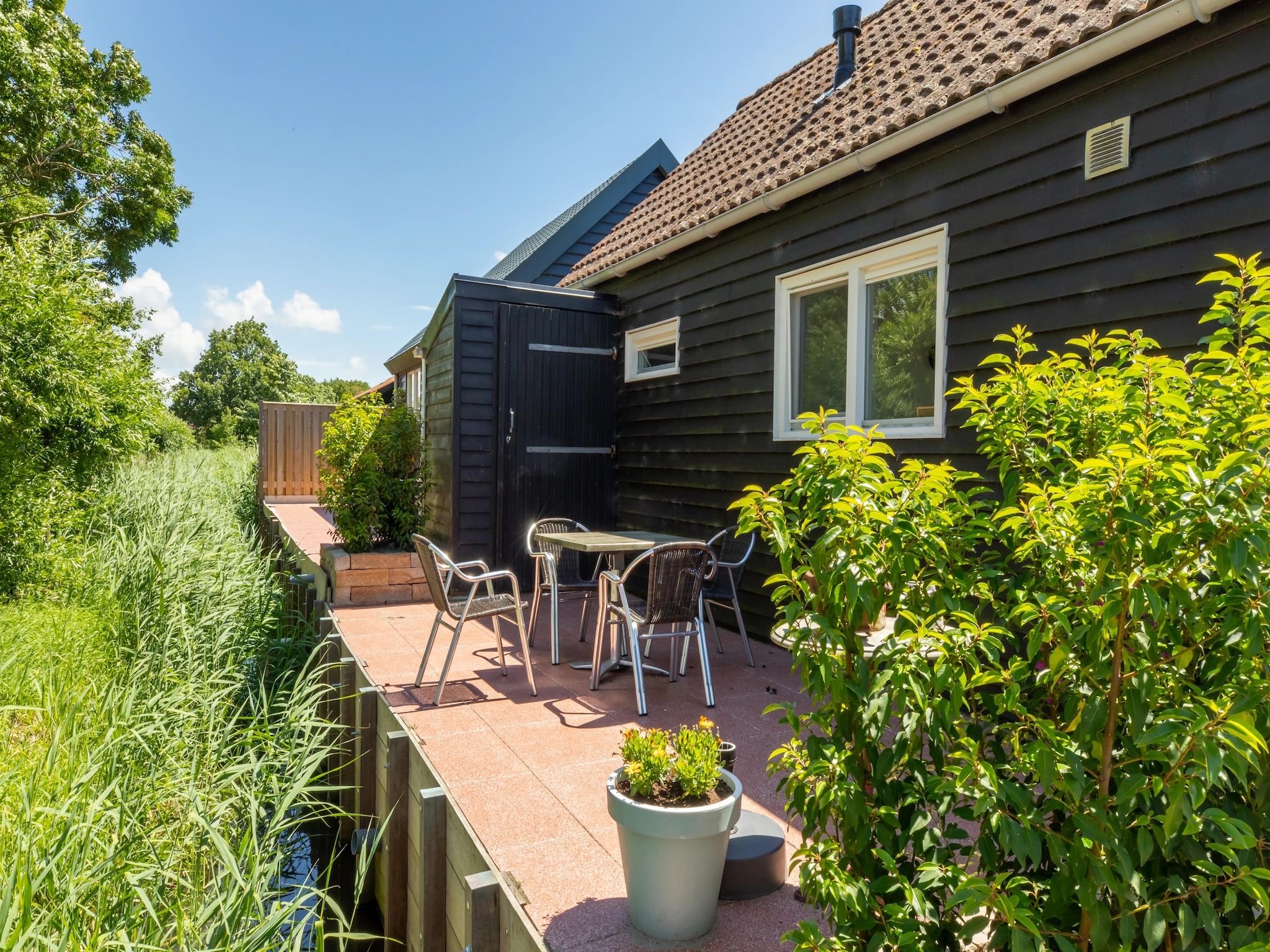 De buitenkant van Achterweg 10 l Zonnemaire 'Sol e Mar' in Zonnemaire