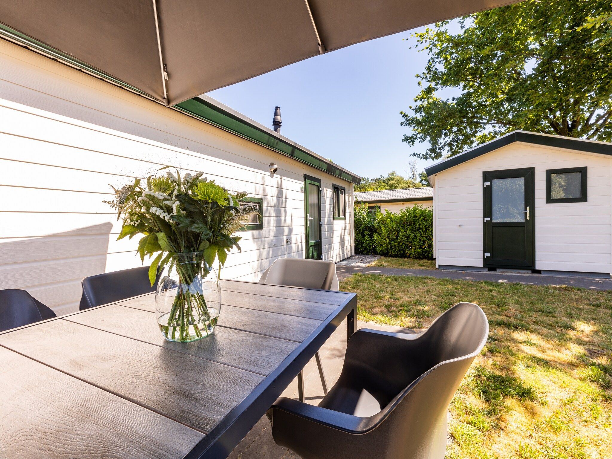 Het terras van Vakantiepark Molenvelden 9 in Veldhoven