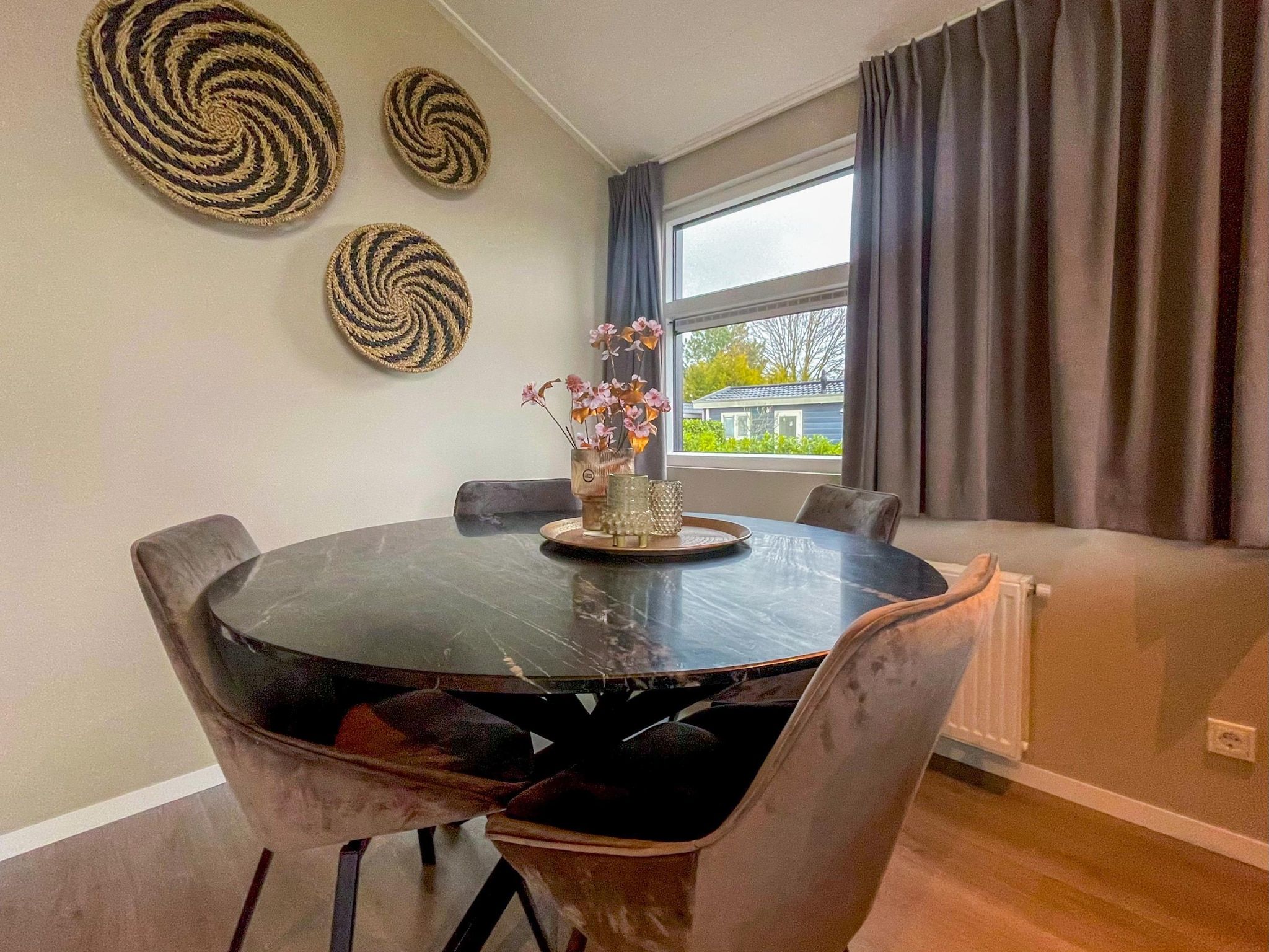 De eetkamer van Vakantiepark Molenvelden 10 in Veldhoven