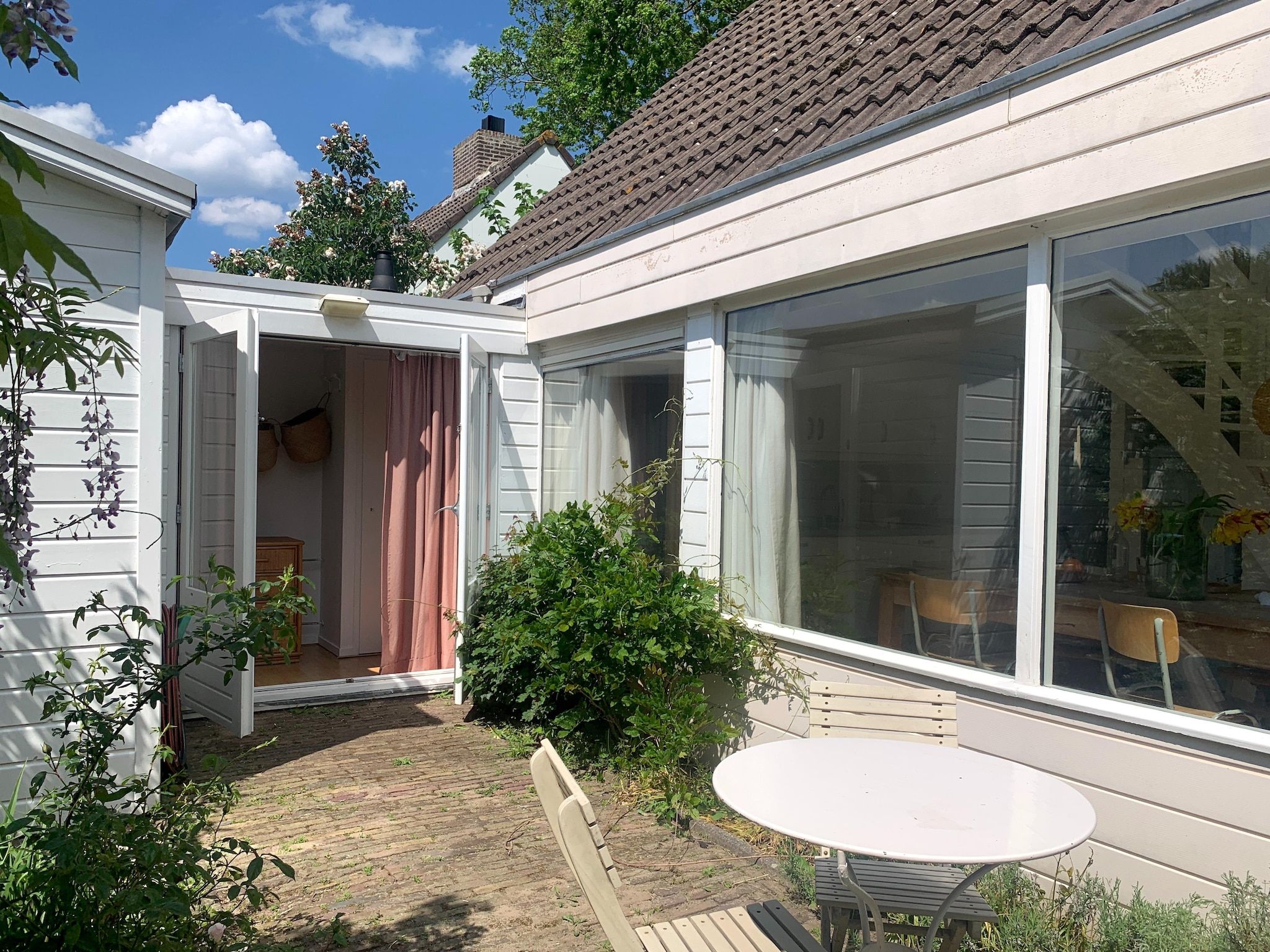De buitenkant van Casa Duna in Noordwijkerhout