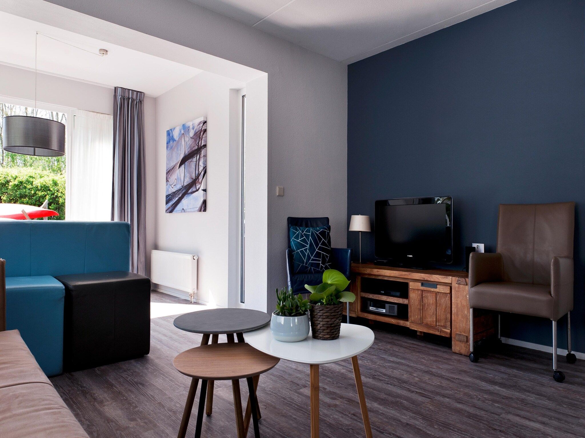 De eetkamer van Grand Tolve Wellness de luxe met sauna buitenspa & sloep in Earnewald