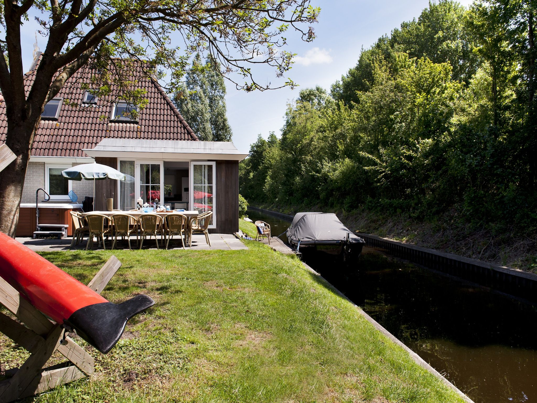 De buitenkant van Grand Tolve Wellness de luxe met sauna buitenspa & sloep in Earnewald