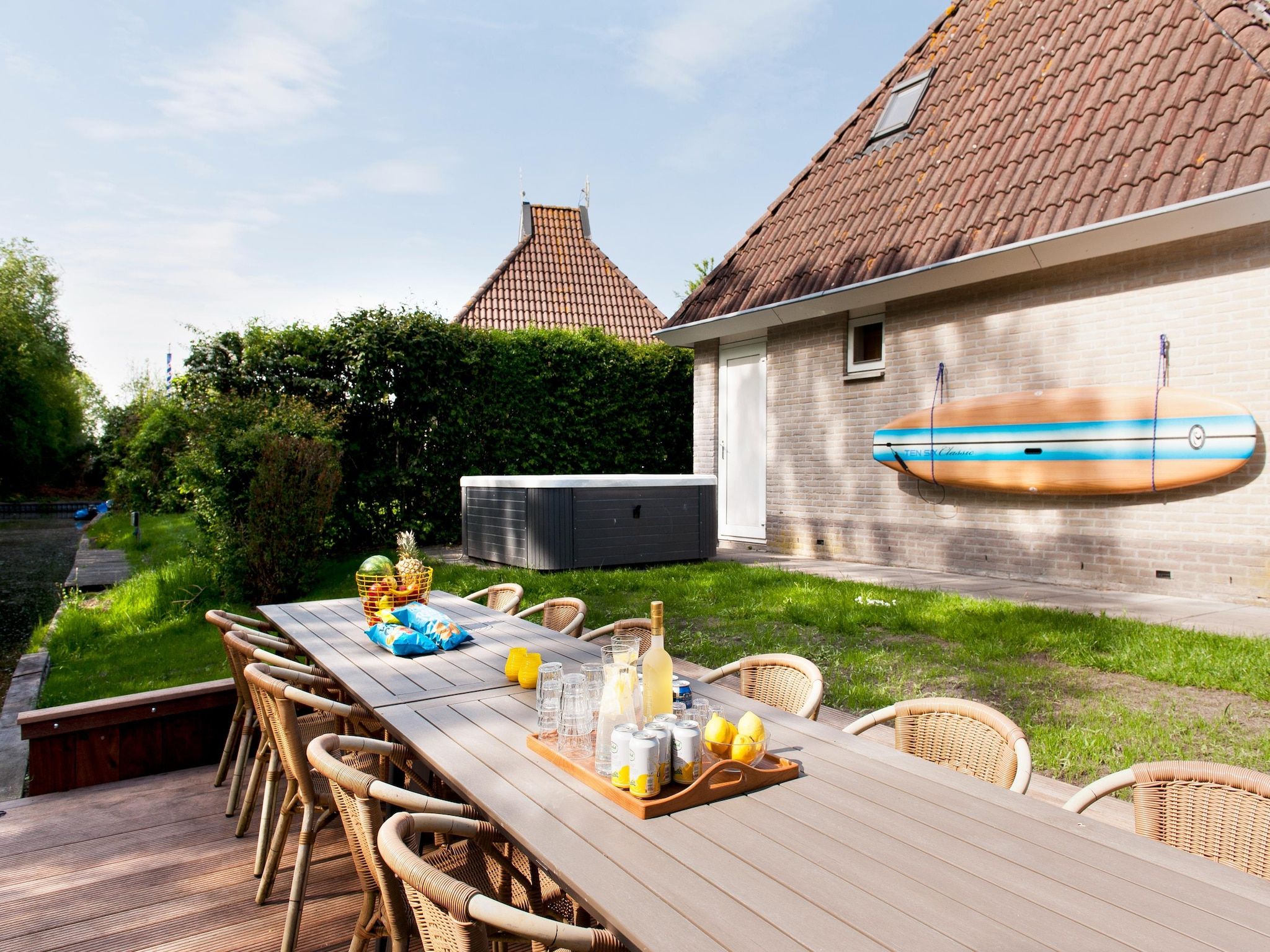 De tuin van Grand Tolve Wellness de luxe met sauna buitenspa in Earnewald