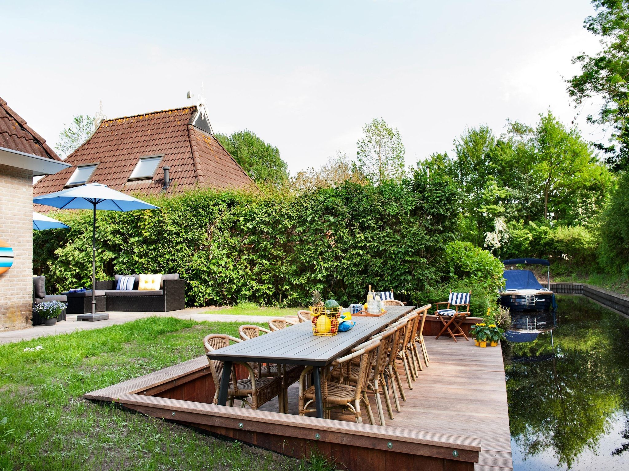 De tuin van Grand Tolve Wellness de luxe met sauna buitenspa in Earnewald