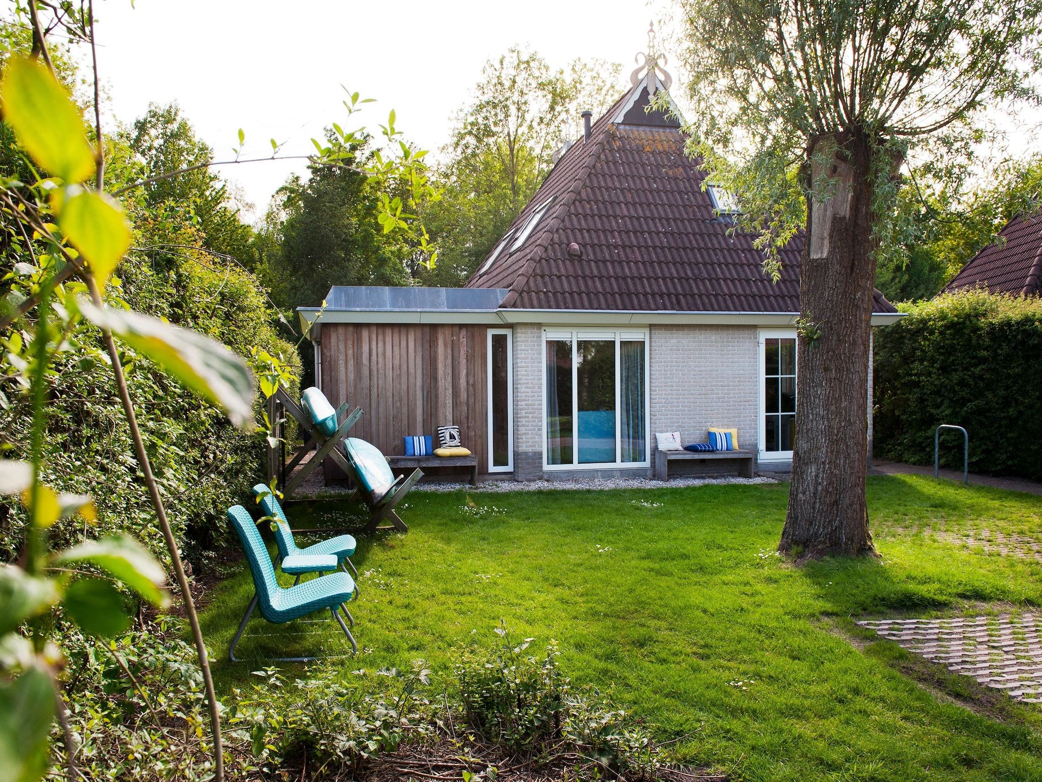 Het terras van Grand Tolve Wellness de luxe met sauna buitenspa in Earnewald