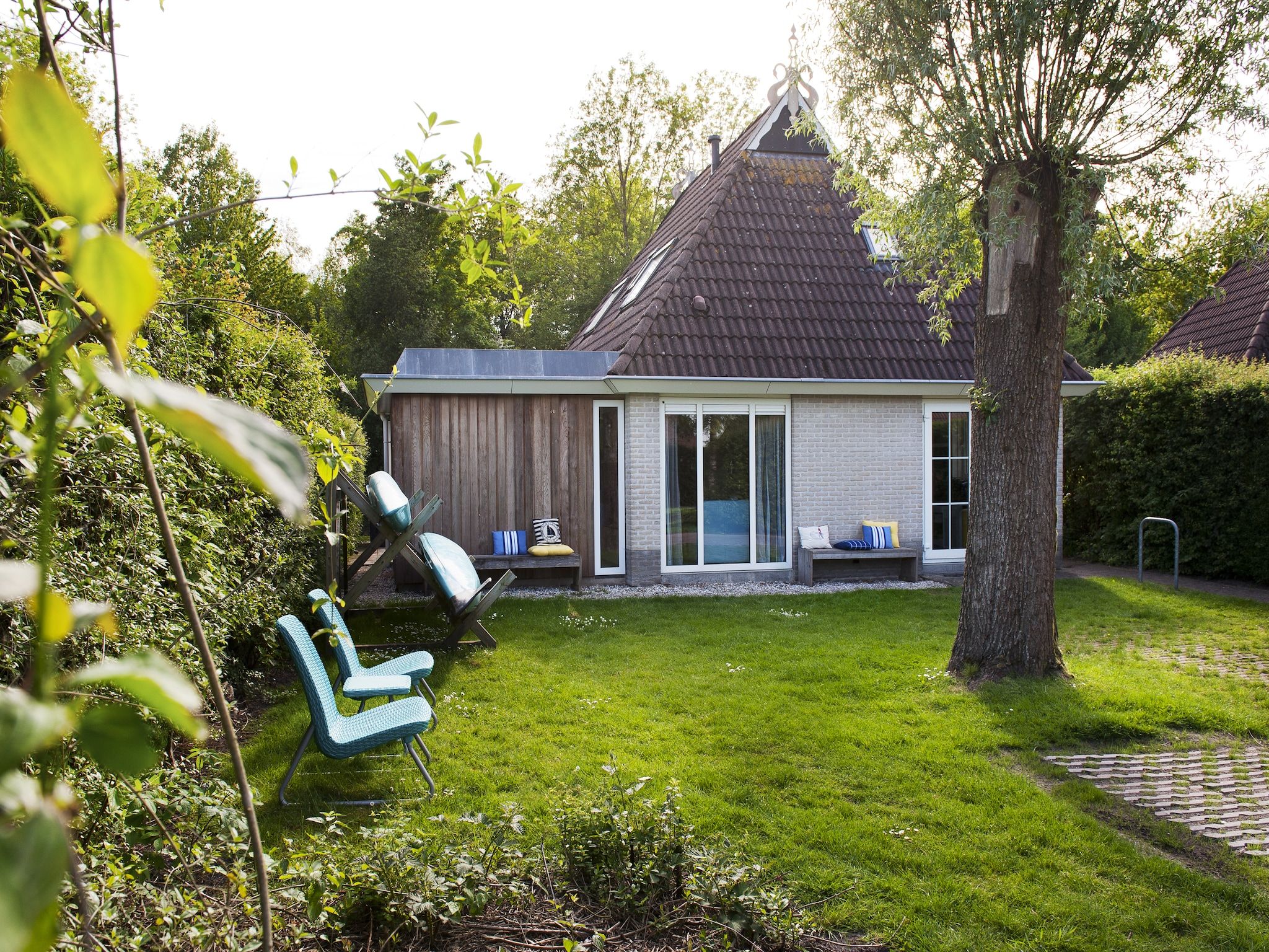 De buitenkant van Grand Tolve Wellness de luxe met sauna buitenspa in Earnewald