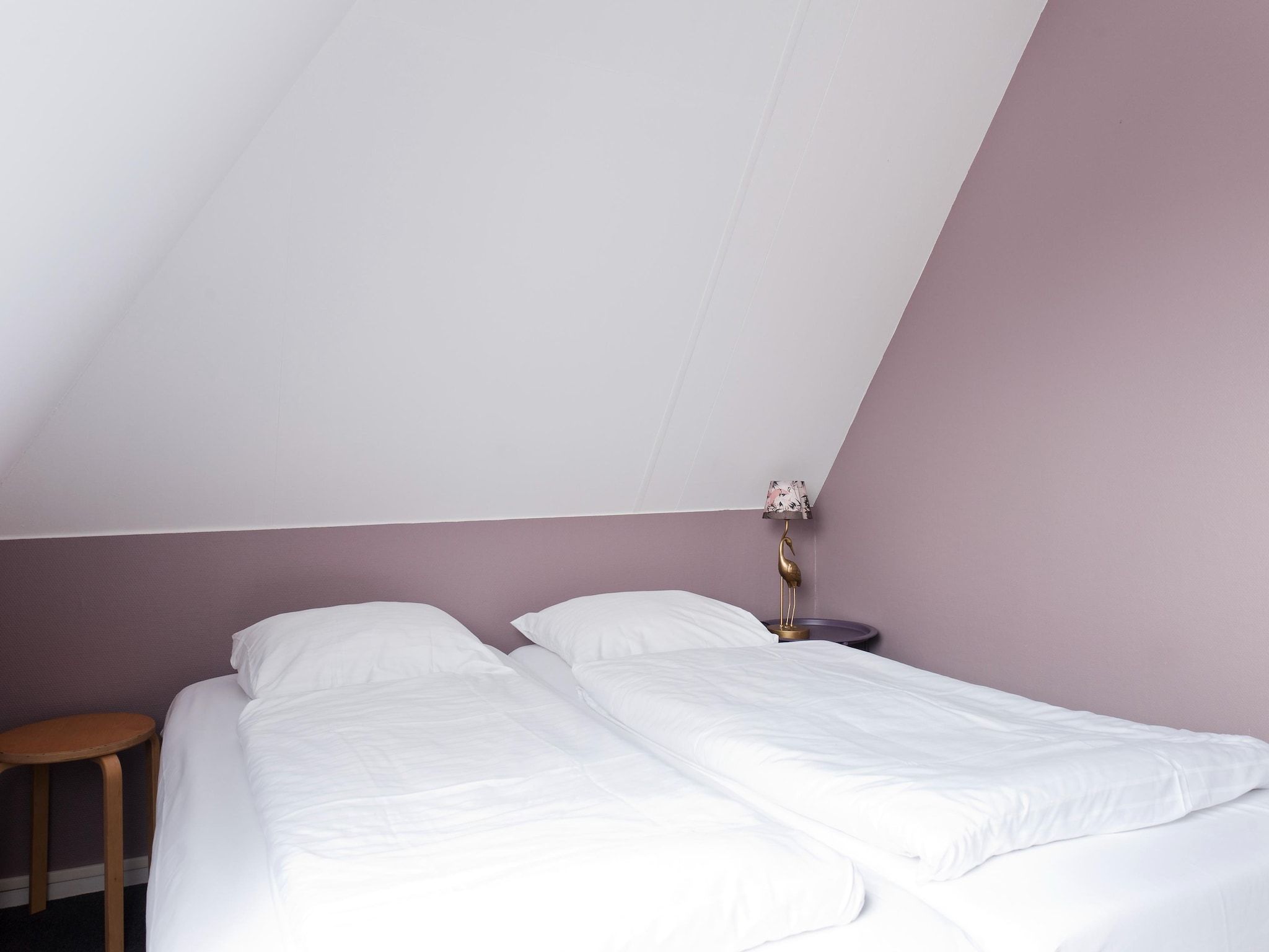 Een slaapkamer van Fisker Wellness de Luxe VIP met sloep en buitenspa / 6 pers in Earnewald