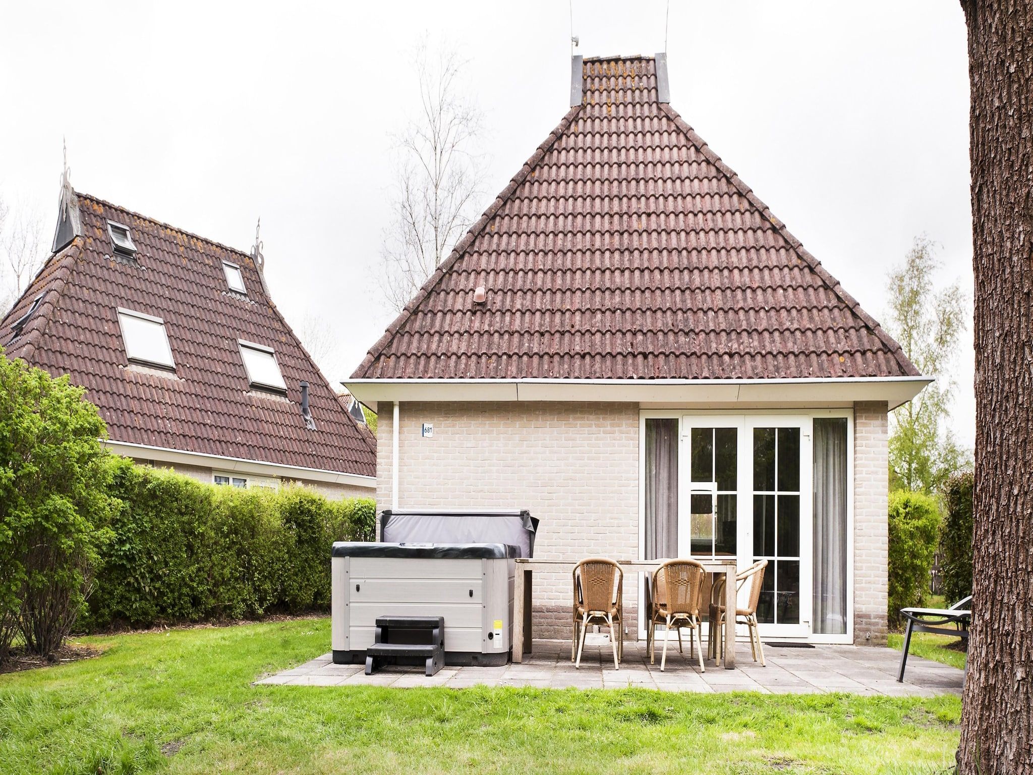 De buitenkant van Fisker Wellness de Luxe VIP met sloep en buitenspa / 6 pers in Earnewald