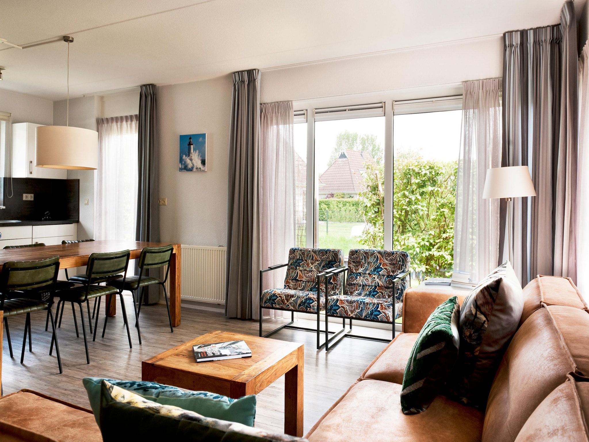 De woonkamer van Tobke Wellness de luxe VIP met sauna met buitenspa in Earnewald
