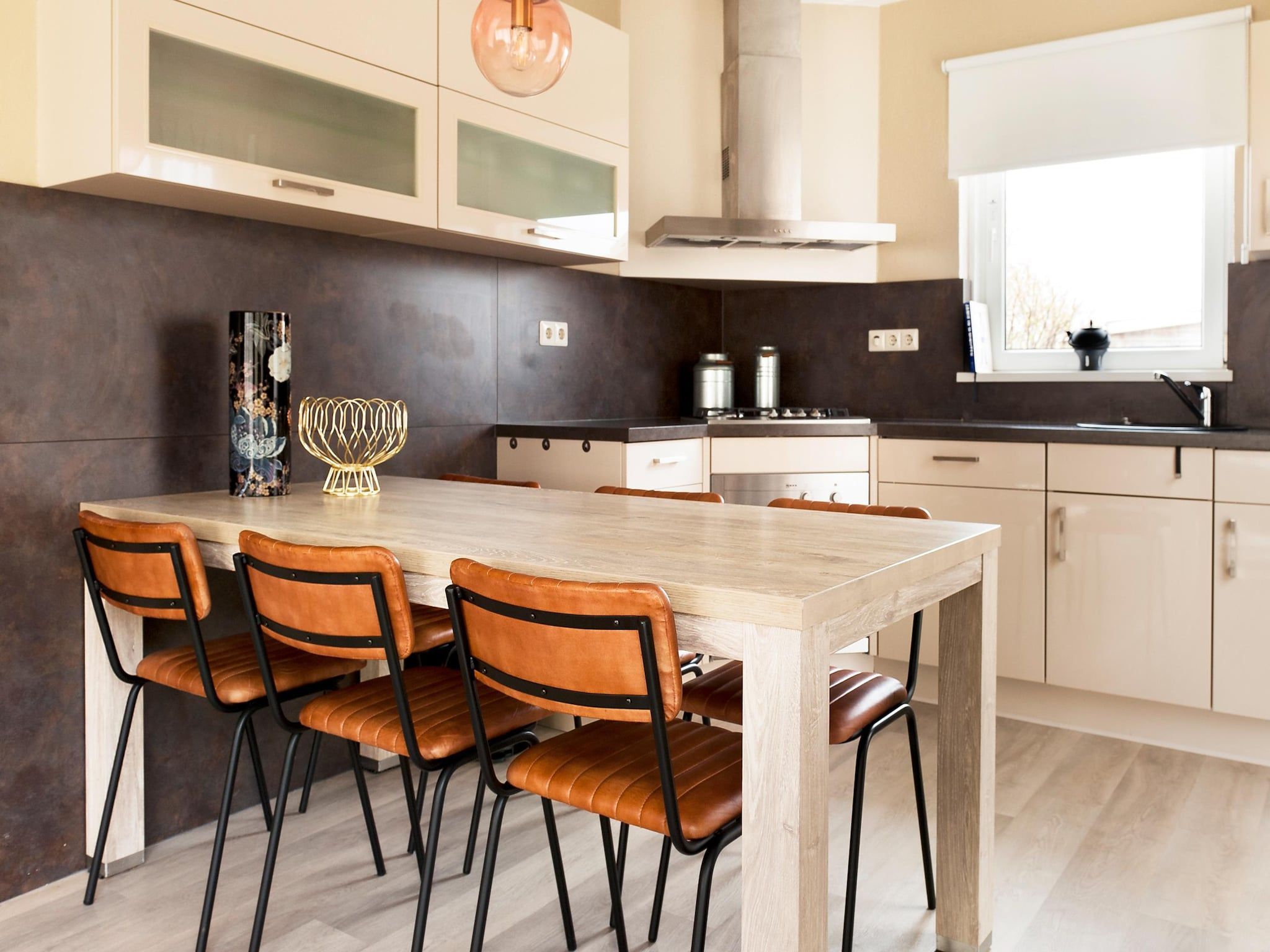 De keuken van Tobke Wellness de luxe VIP met sauna met buitenspa in Earnewald