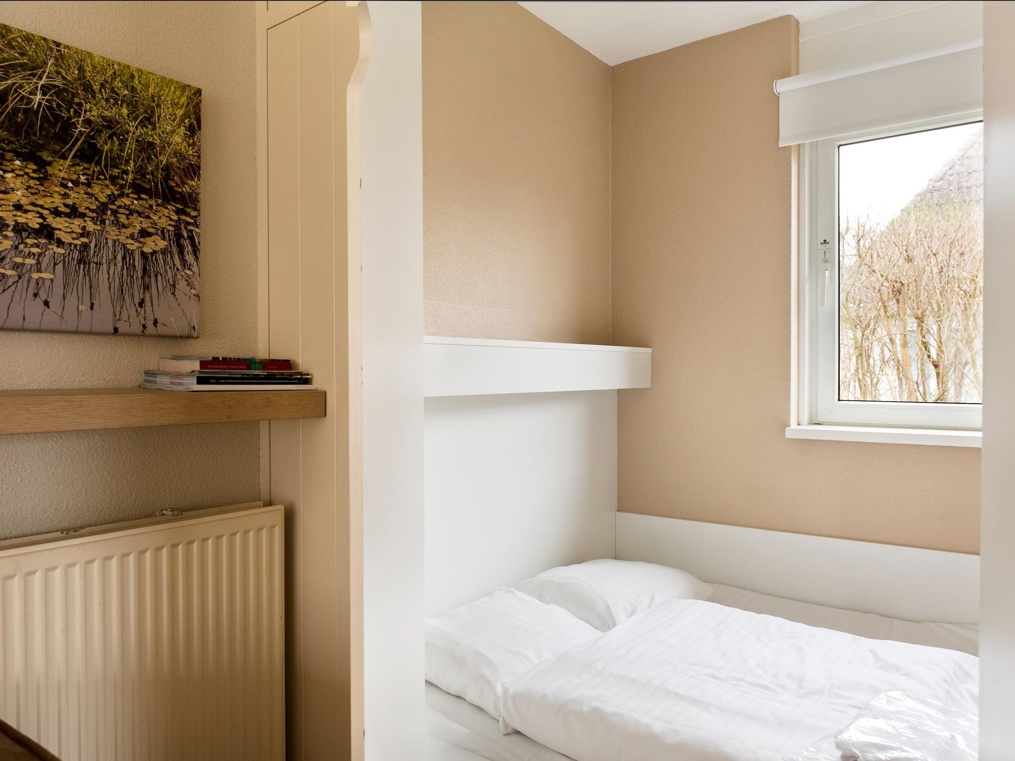 Een slaapkamer van Tobke Wellness de luxe VIP met sauna met buitenspa in Earnewald