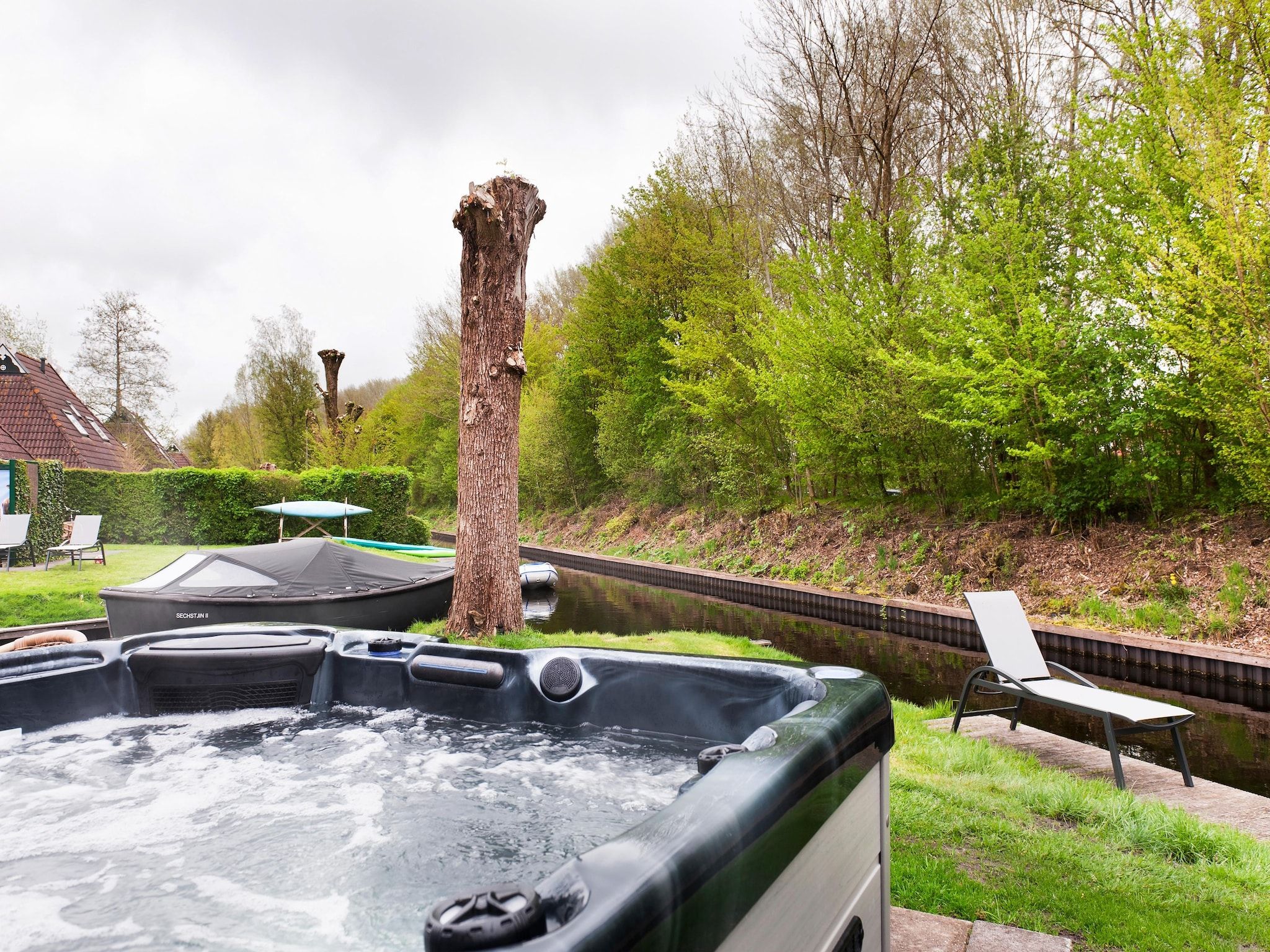 Voorzieningen bij Tobke Wellness de luxe VIP met sauna met buitenspa in Earnewald