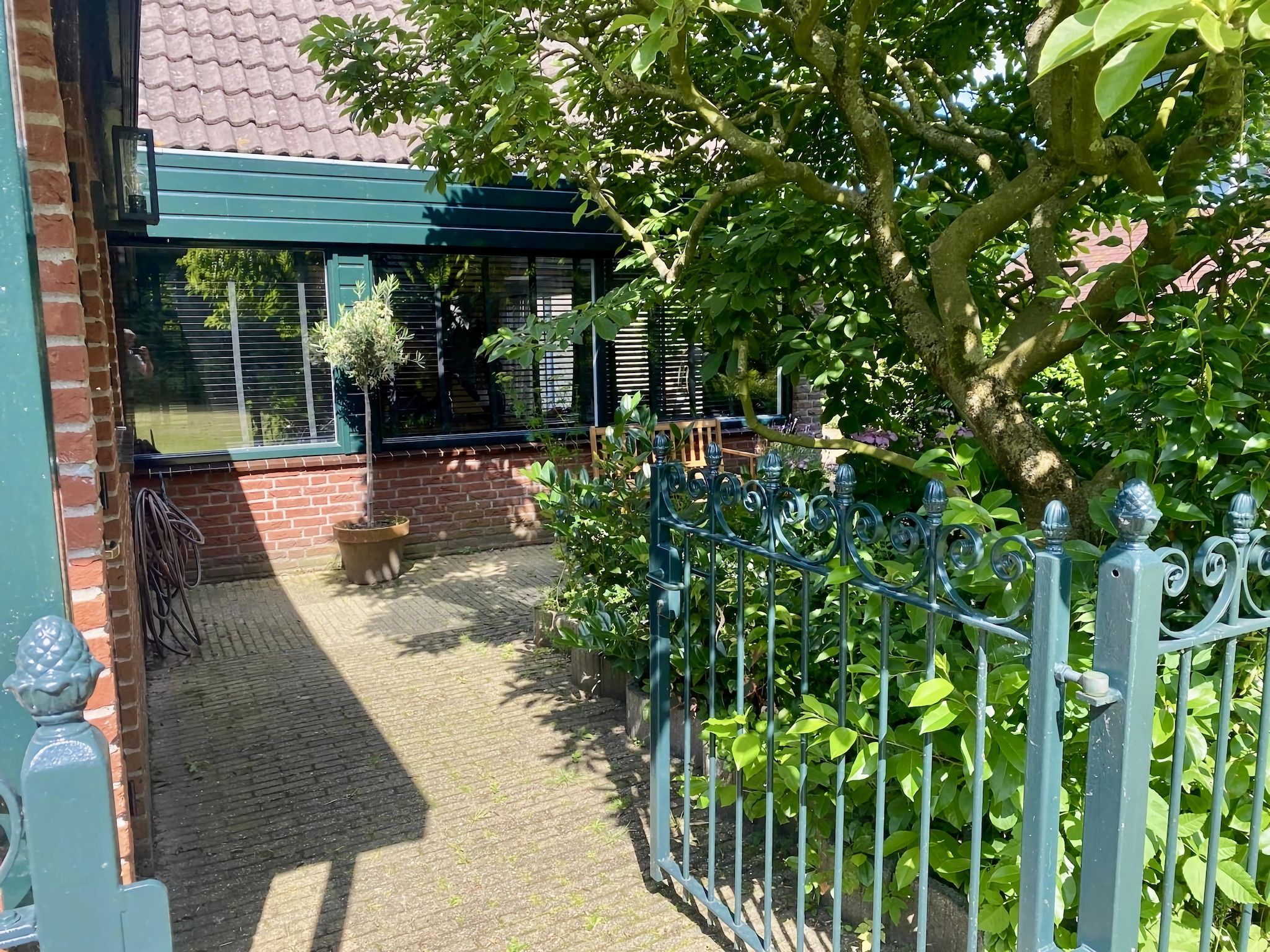 Het terras van Familiehuis in Noordwijkerhout in Noordwijkerhout