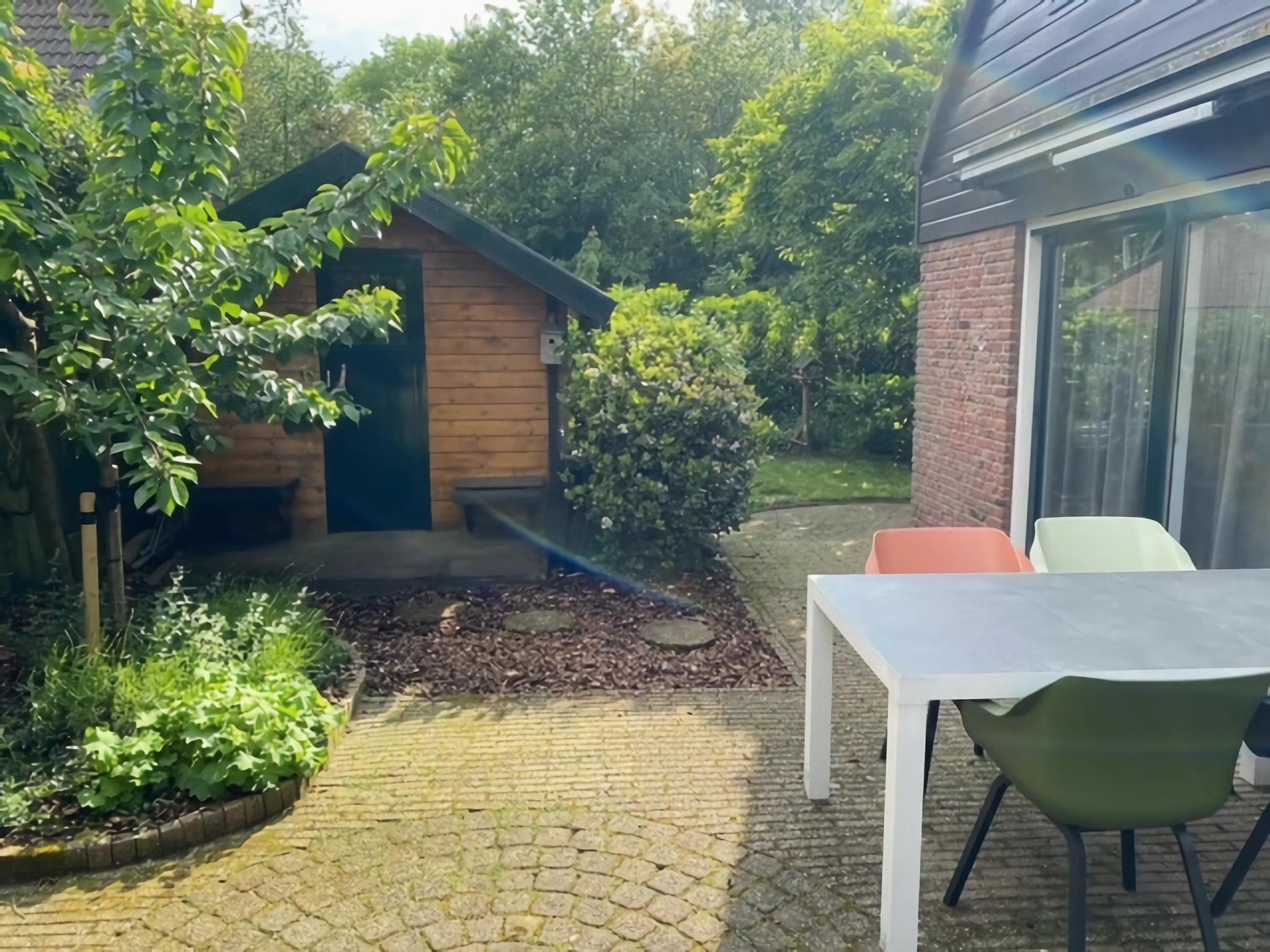 Het terras van Familiehuis in Noordwijkerhout in Noordwijkerhout