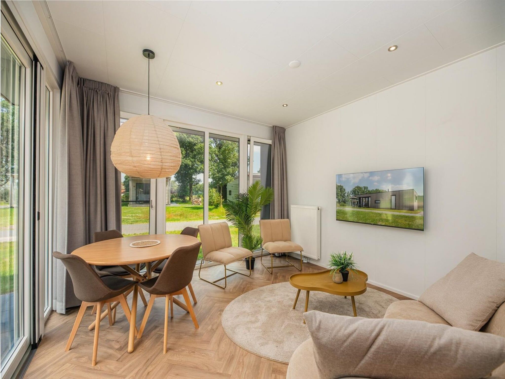 De eetkamer van Vakantiepark Mölke 36 in Zuna